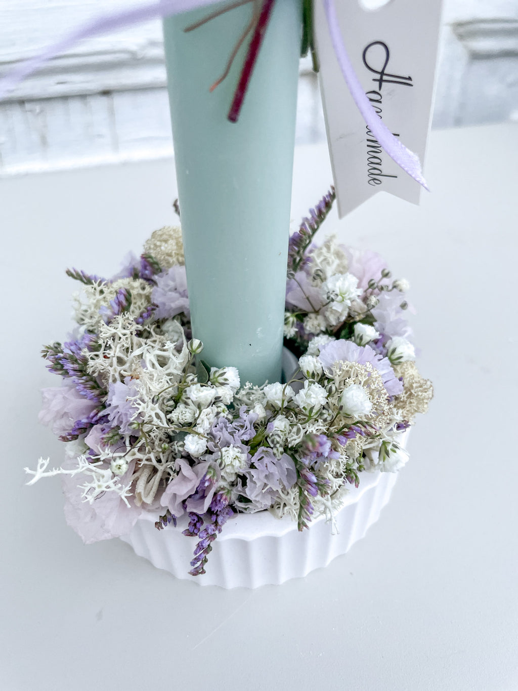 Detailaufnahme Flowerloop im Geschenkset »Mini Flowerloop« – zarte Blüten, Naturmaterialien, handgefertigt auf Raysin-Schale