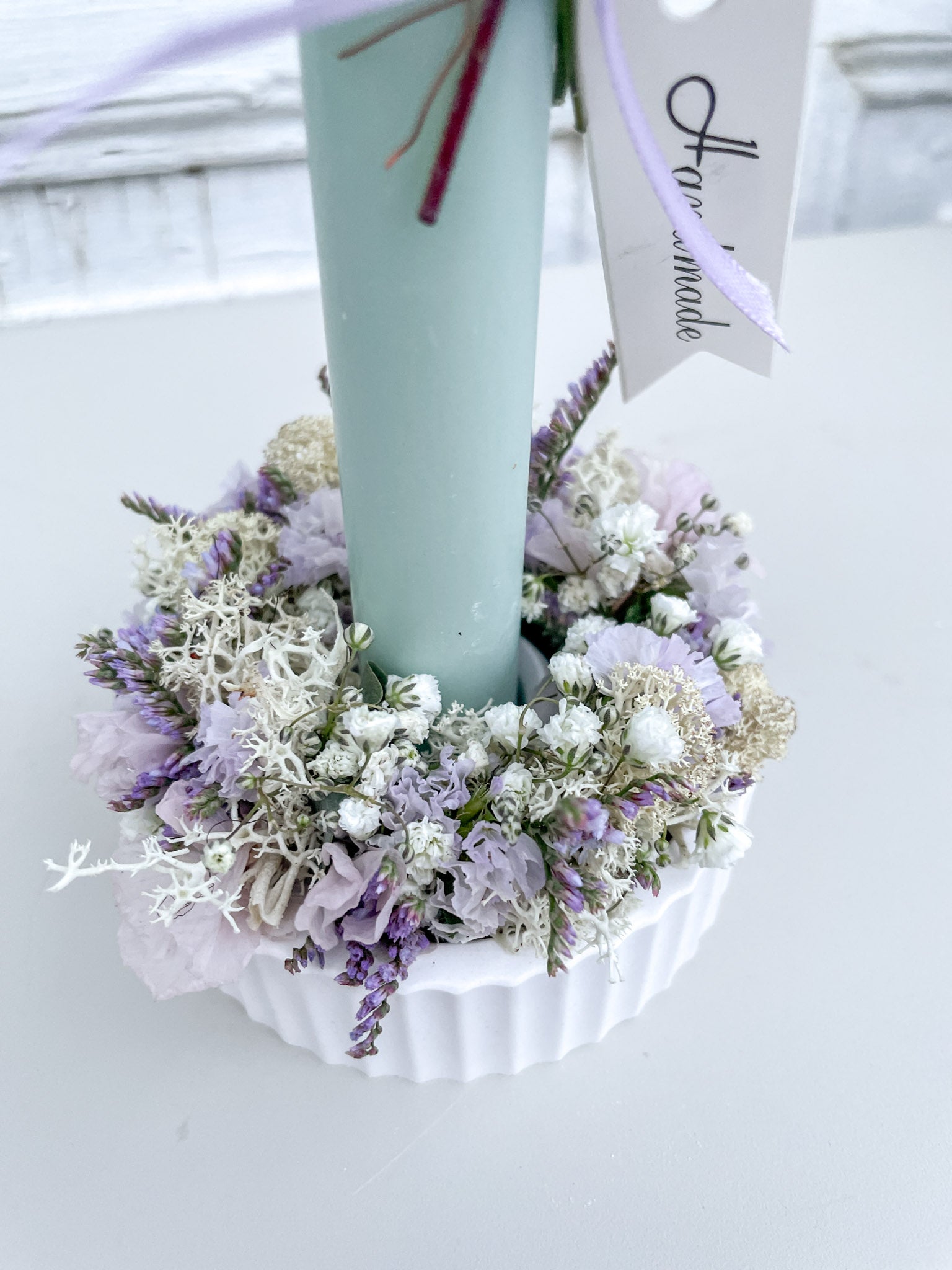 Detailaufnahme Flowerloop im Geschenkset »Mini Flowerloop« – zarte Blüten, Naturmaterialien, handgefertigt auf Raysin-Schale