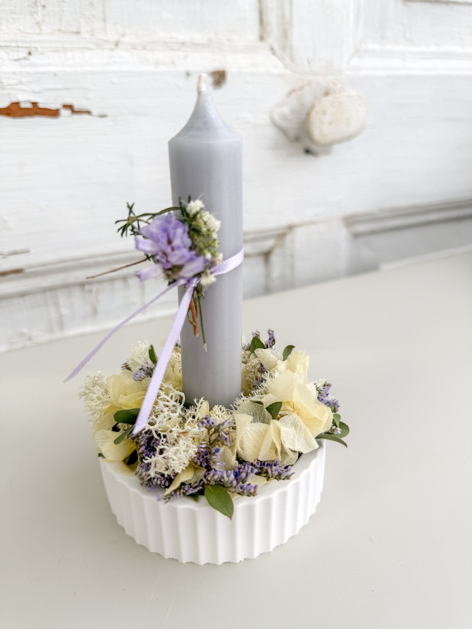 Geschenkset »Mini Flowerloop« – weiße Raysin-Schale mit 1/1 Flowerloop aus stabilisierten Blüten und Stabkerze, Farbauswahl möglich - hier grau und gelb