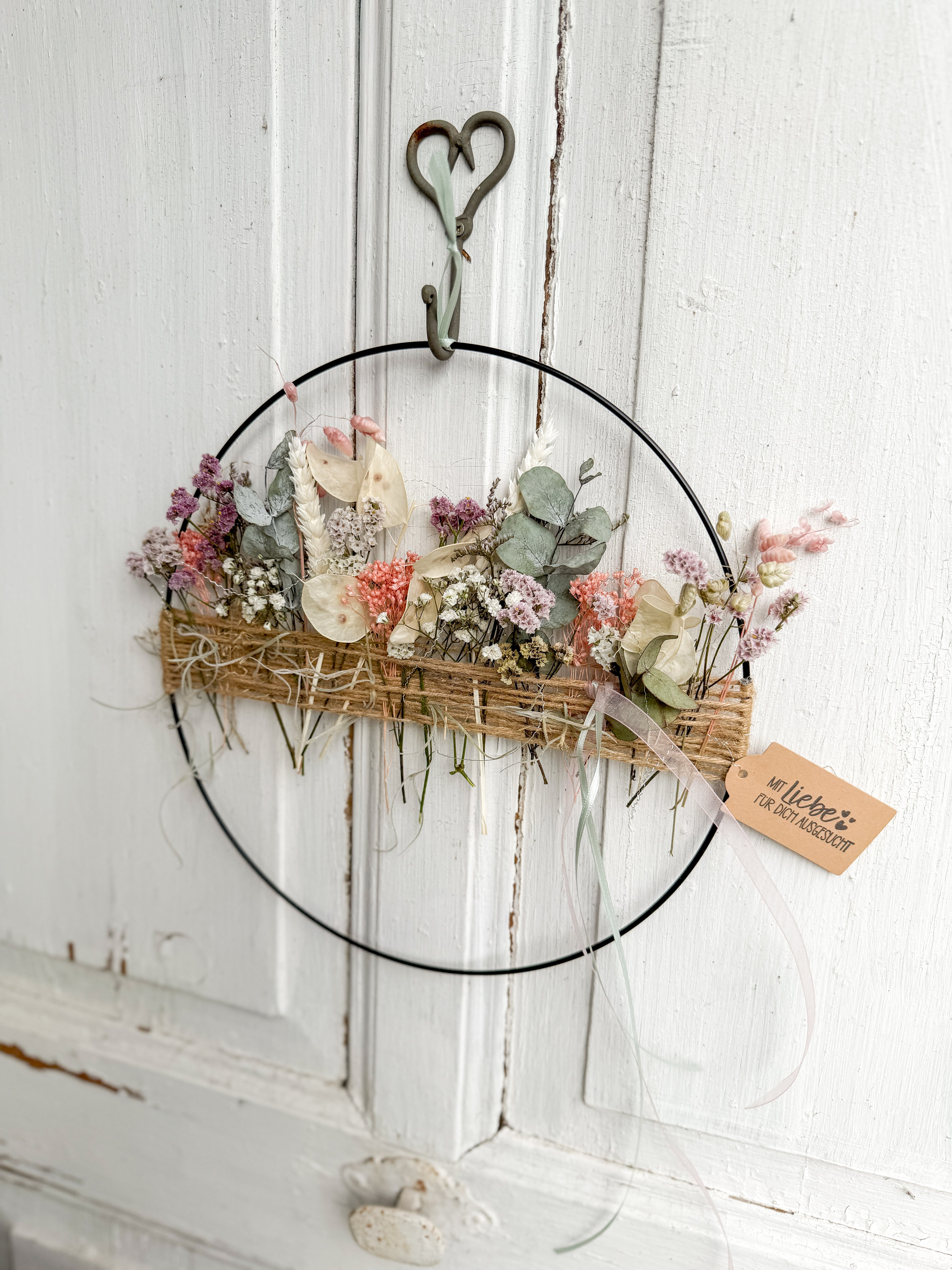 Metallring mit bespannter Mitte und Trockenblumen