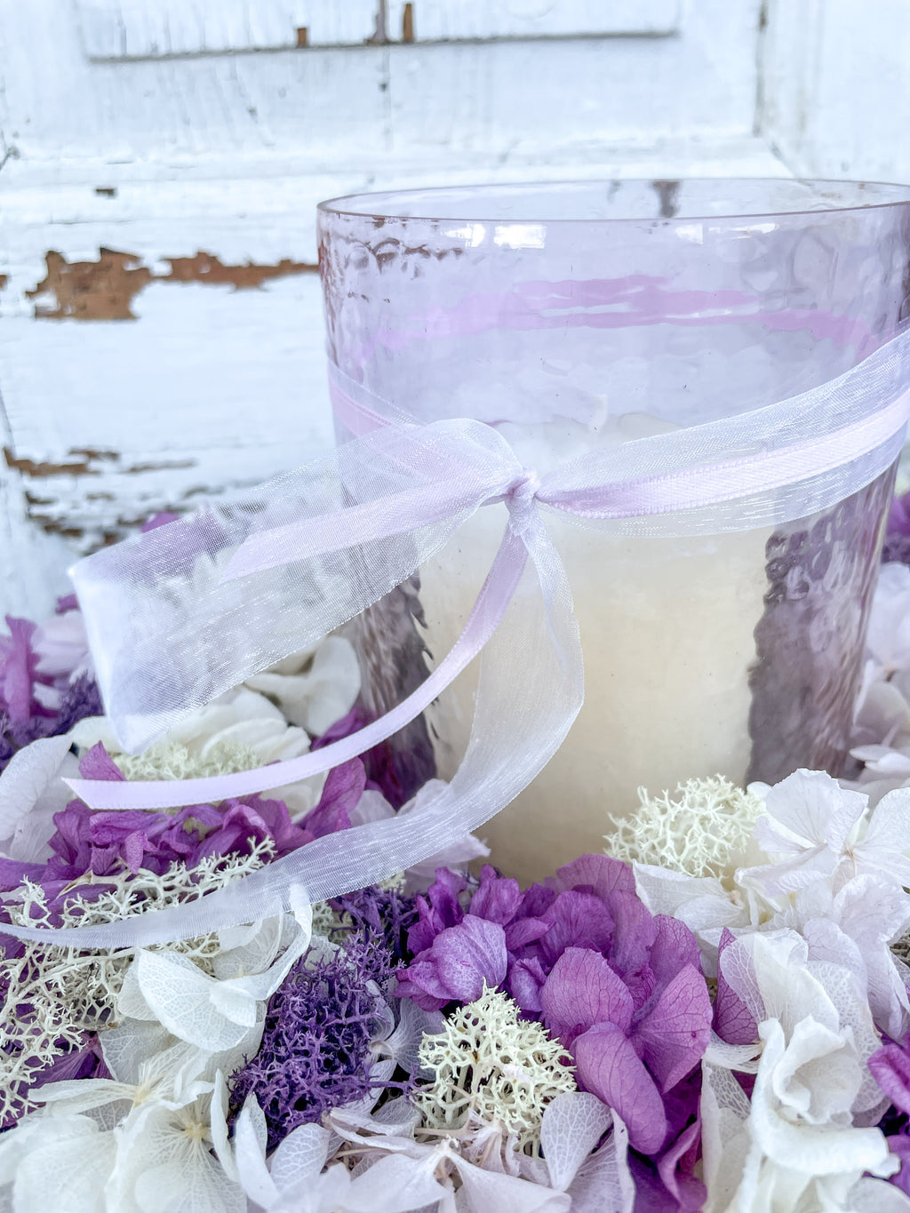 Detailansicht stabilisierte Hortensienblüten und Islandmoos im Alltime-Blumenkranz, natürliche Floristik