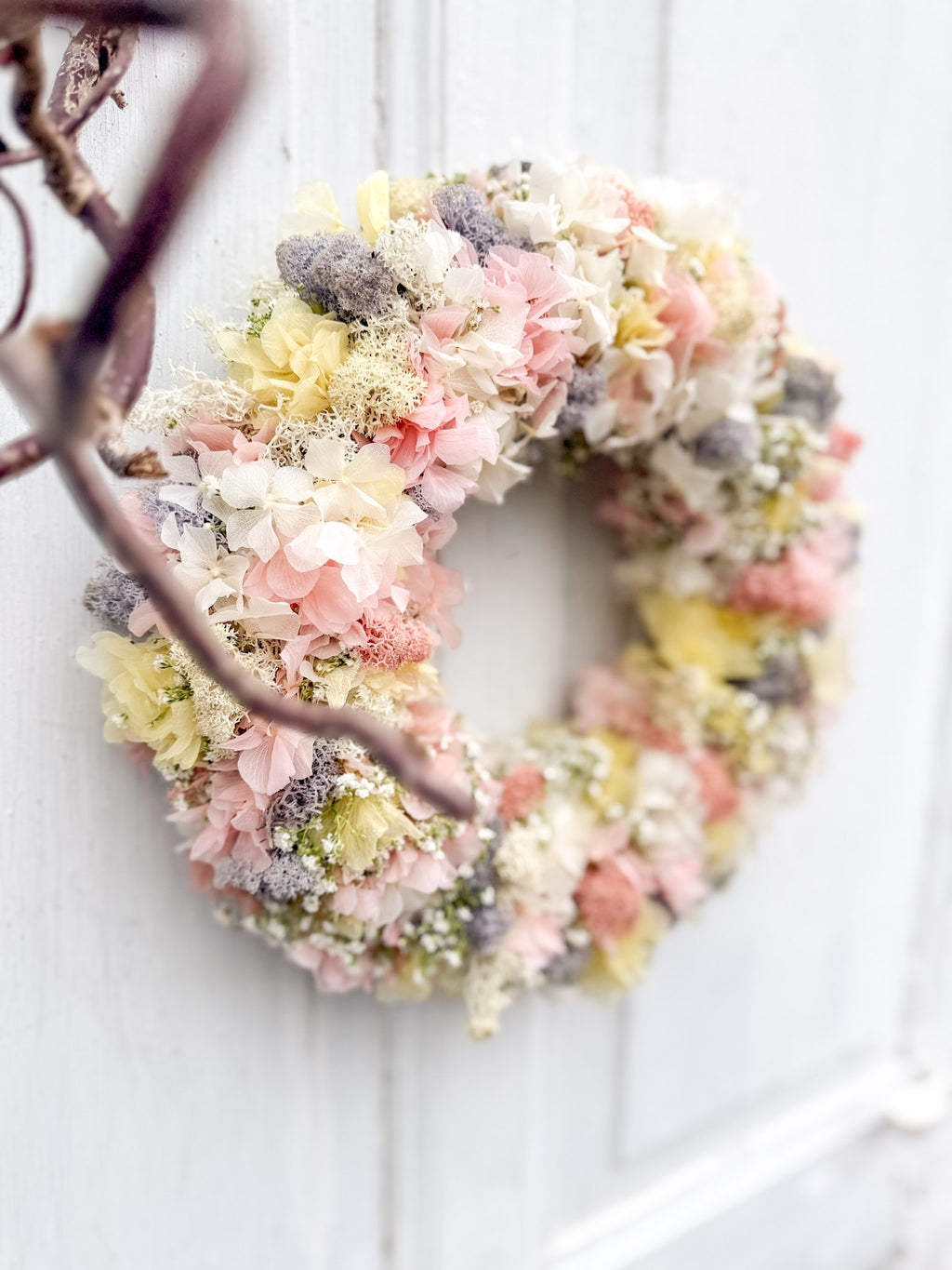 Frühlings-Blumenkranz »Pastell Bloom« aus stabilisierten Hortensien in Rosé, Gelb und Weiß, kombiniert mit Islandmoos und weißem Schleierkraut