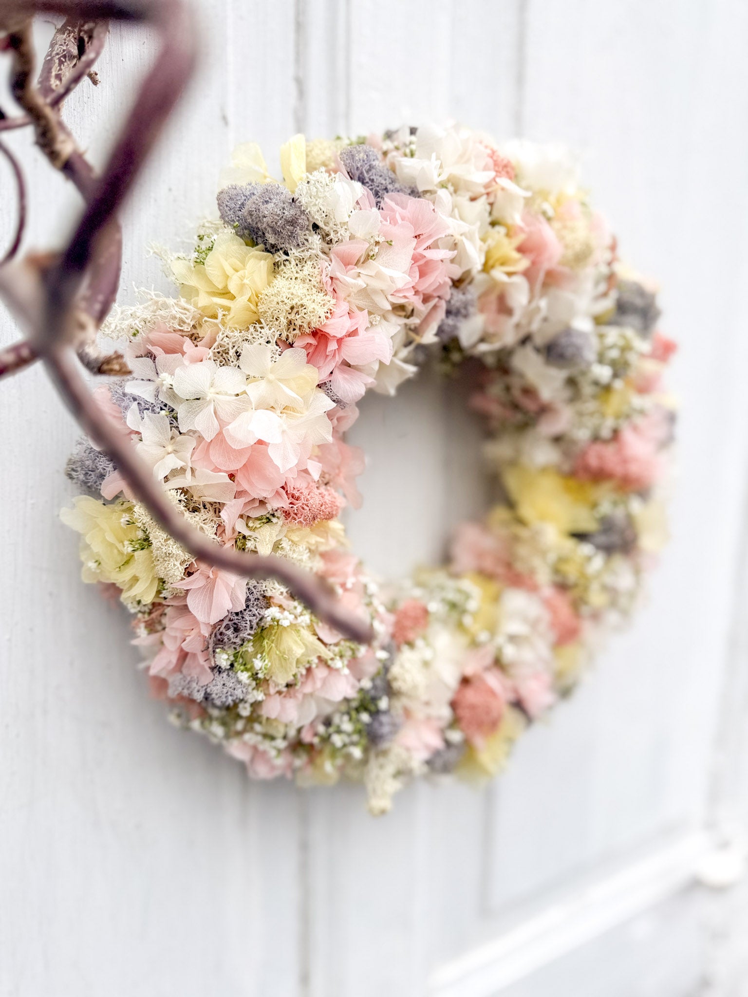 Frühlings-Blumenkranz »Pastell Bloom« aus stabilisierten Hortensien in Rosé, Gelb und Weiß, kombiniert mit Islandmoos und weißem Schleierkraut