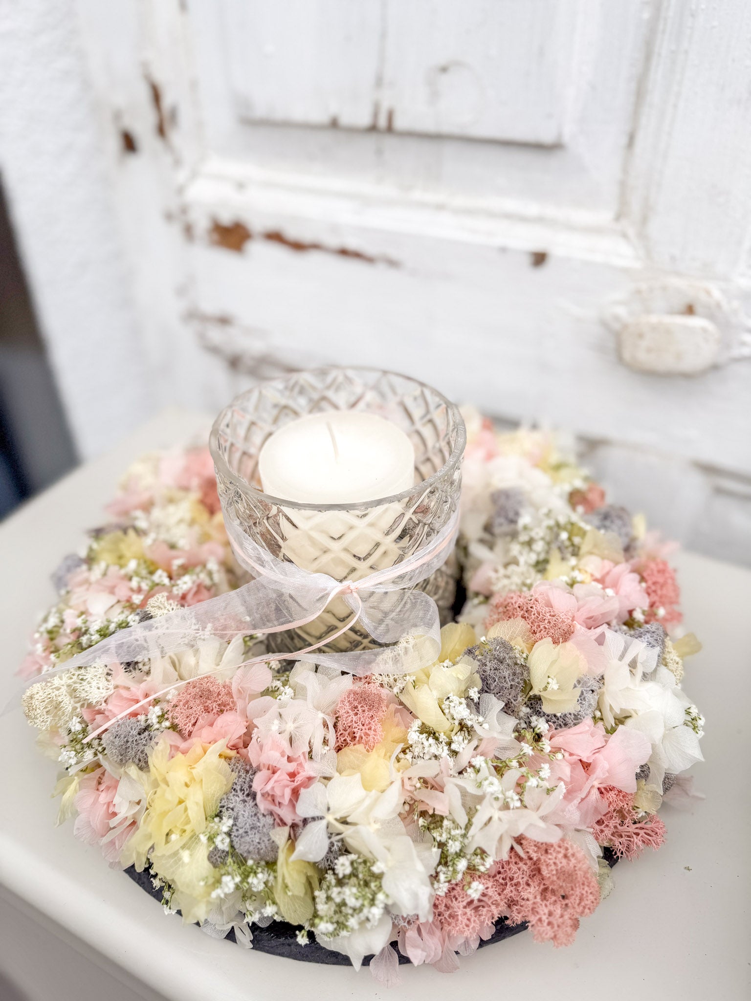 Tischkranz »Pastell Bloom« mit optionalem Windlicht und cremefarbener Stumpenkerze, dekorativ auf Sideboard oder Esstisch