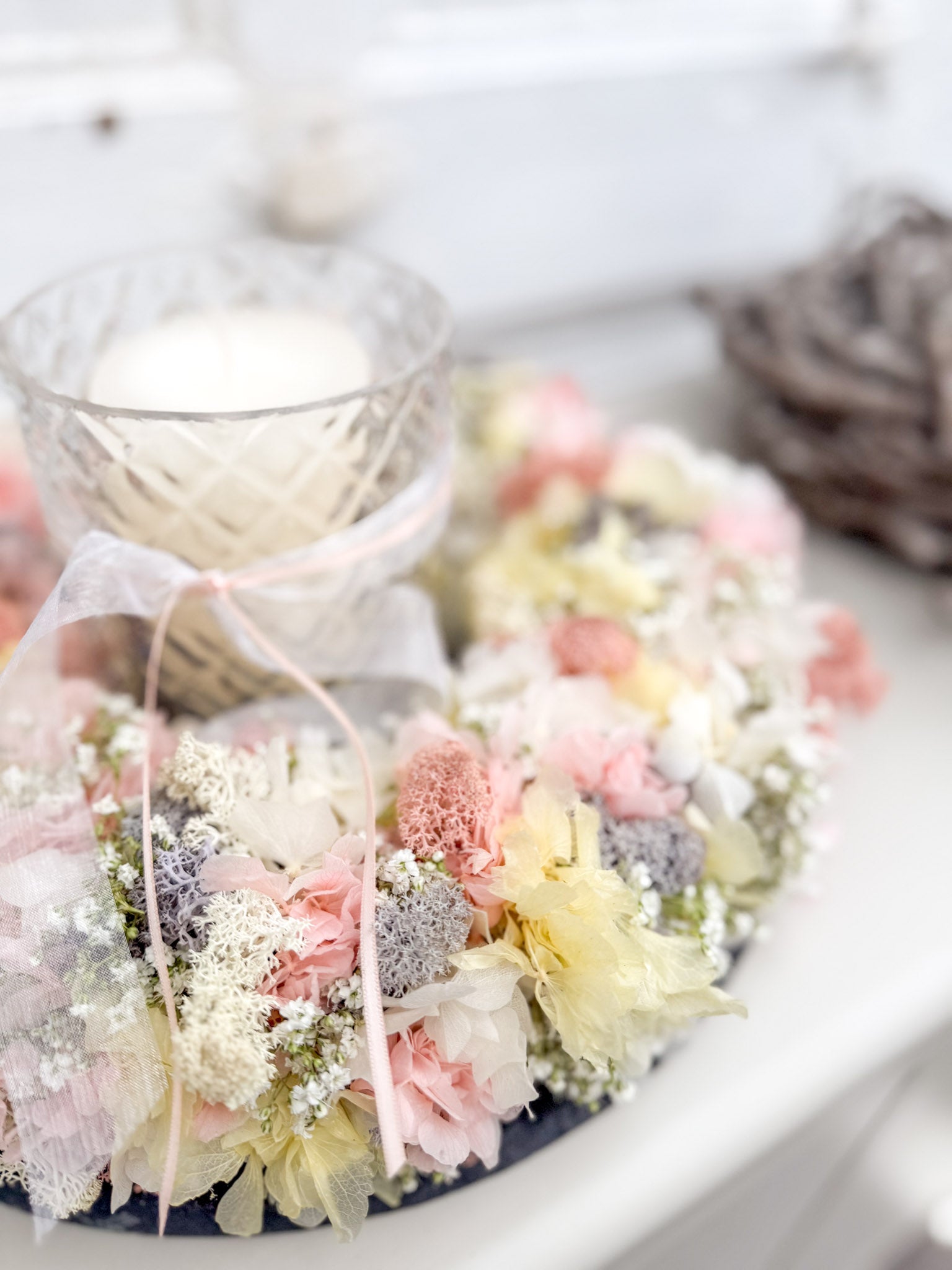 Detailaufnahme »Pastell Bloom«: zarte Hortensienblüten in Pastelltönen, Islandmoos und weiße Schleierkraut-Akzente