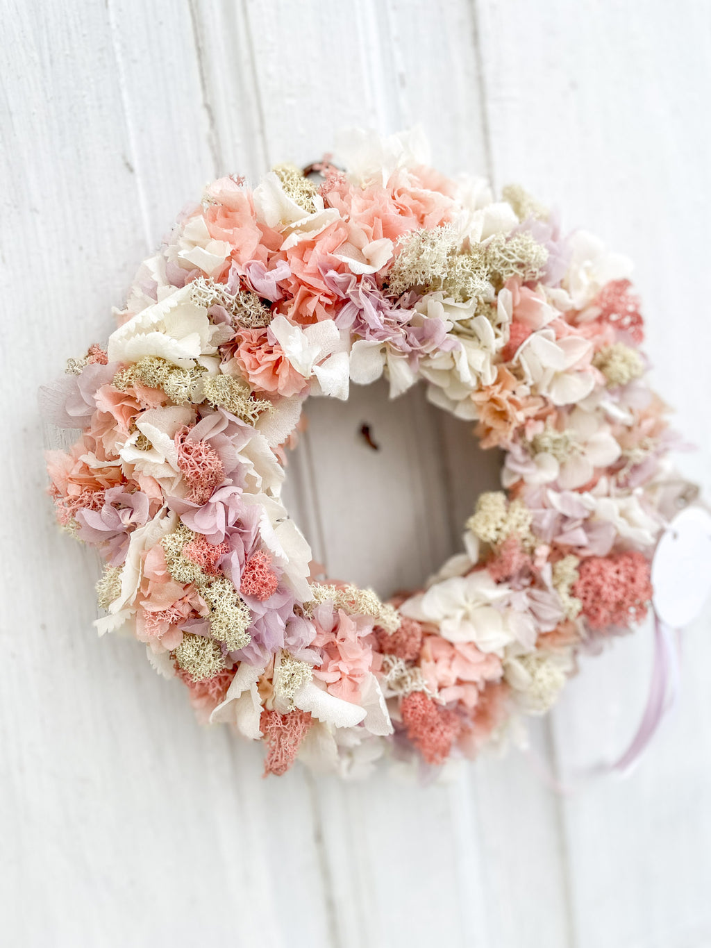 Alltime Blumenkranz aus stabilisierten Hortensien und Islandmoos mit rosa Akzenten, langlebiger Türkranz, handgefertigt