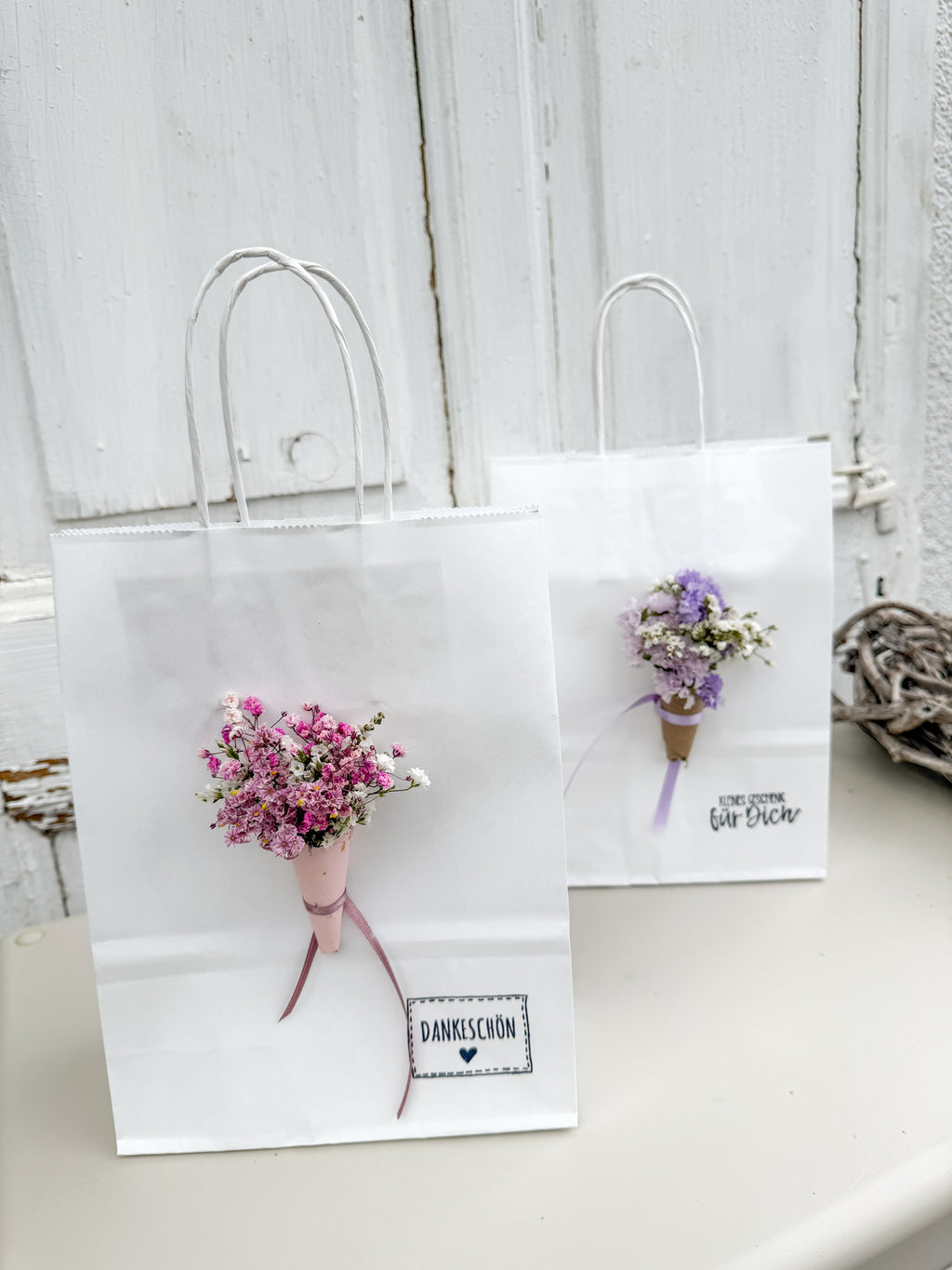Geschenktüte mit Mini-Blumenstrauß in Rosa oder lila