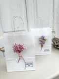 Geschenktüte mit Mini-Blumenstrauß in Rosa oder lila