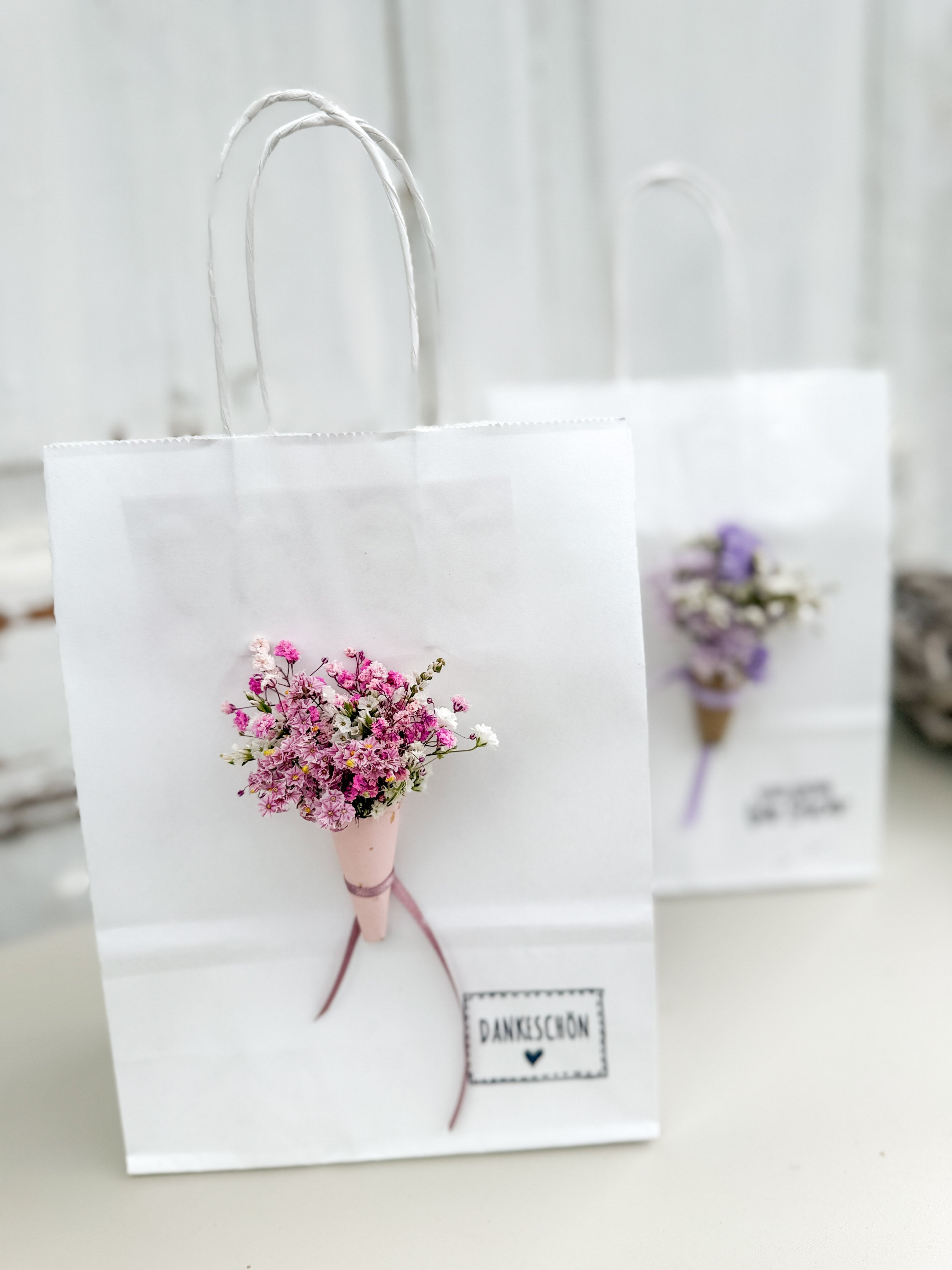 Florale Geschenktüte mit Trichtertüte und Satinband