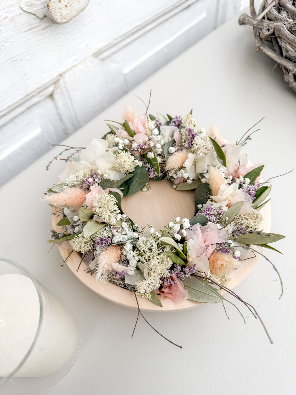 Detailansicht Blumenkranz mit Olive, Eukalyptus, Schleierkraut und Strandflieder