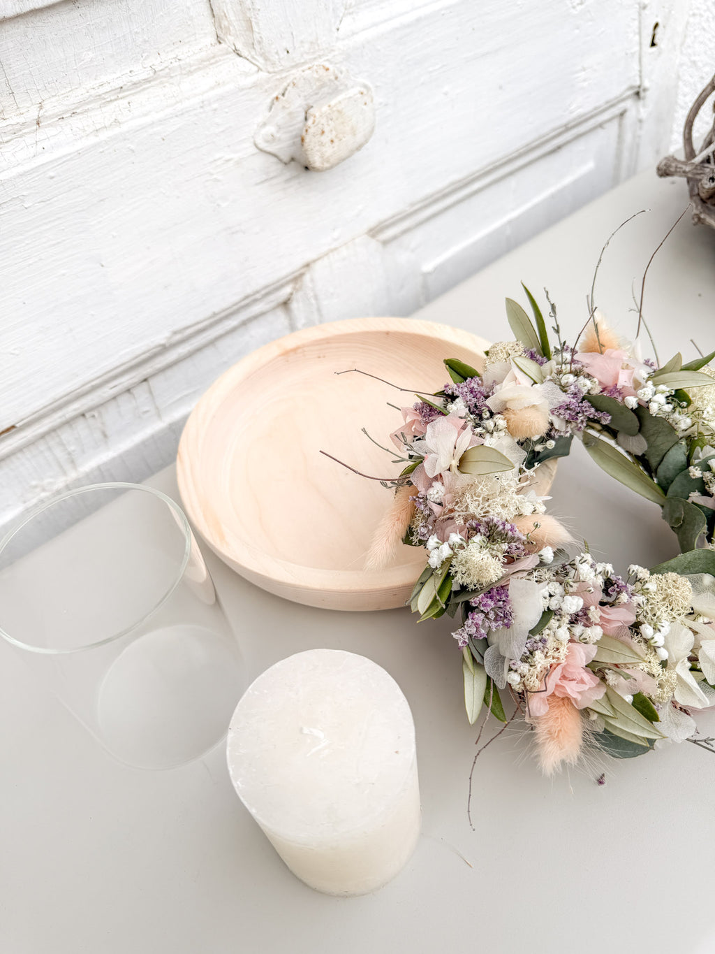 Gedrechselter Holzteller aus Fichtenholz mit Blumenkranz und Kerze