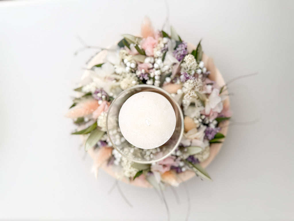 Ansicht von oben: Blumenkranz mit Olive, Eukalyptus, Schleierkraut und Strandflieder
