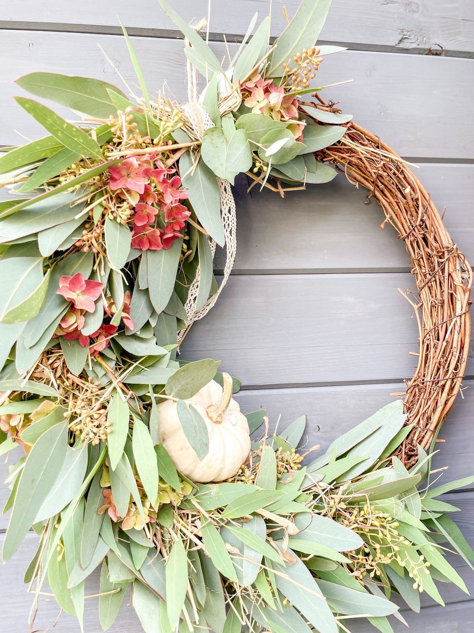 Rebenkranz »Herbstunikat Rosé« – Eukalyptus, Hortensien & Mini-Kürbis