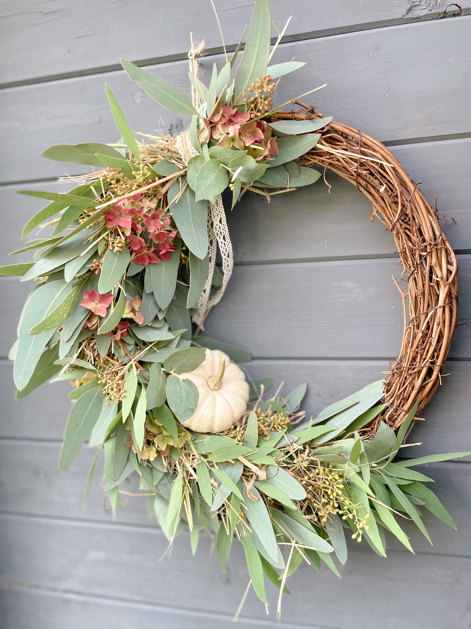 Rebenkranz »Herbstunikat Rosé« – Eukalyptus, Hortensien & Mini-Kürbis