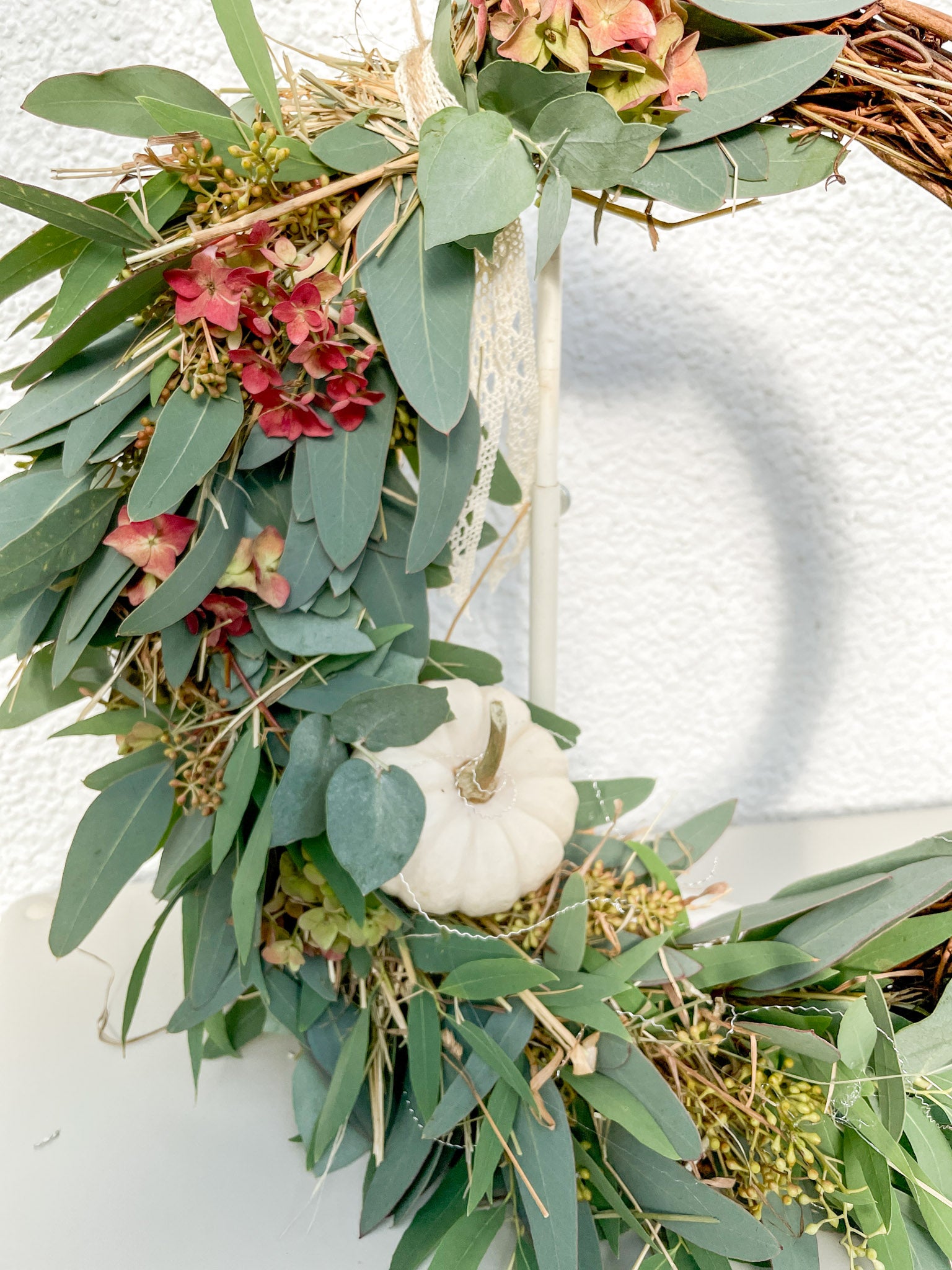 Rebenkranz »Herbstunikat Rosé« – Eukalyptus, Hortensien & Mini-Kürbis