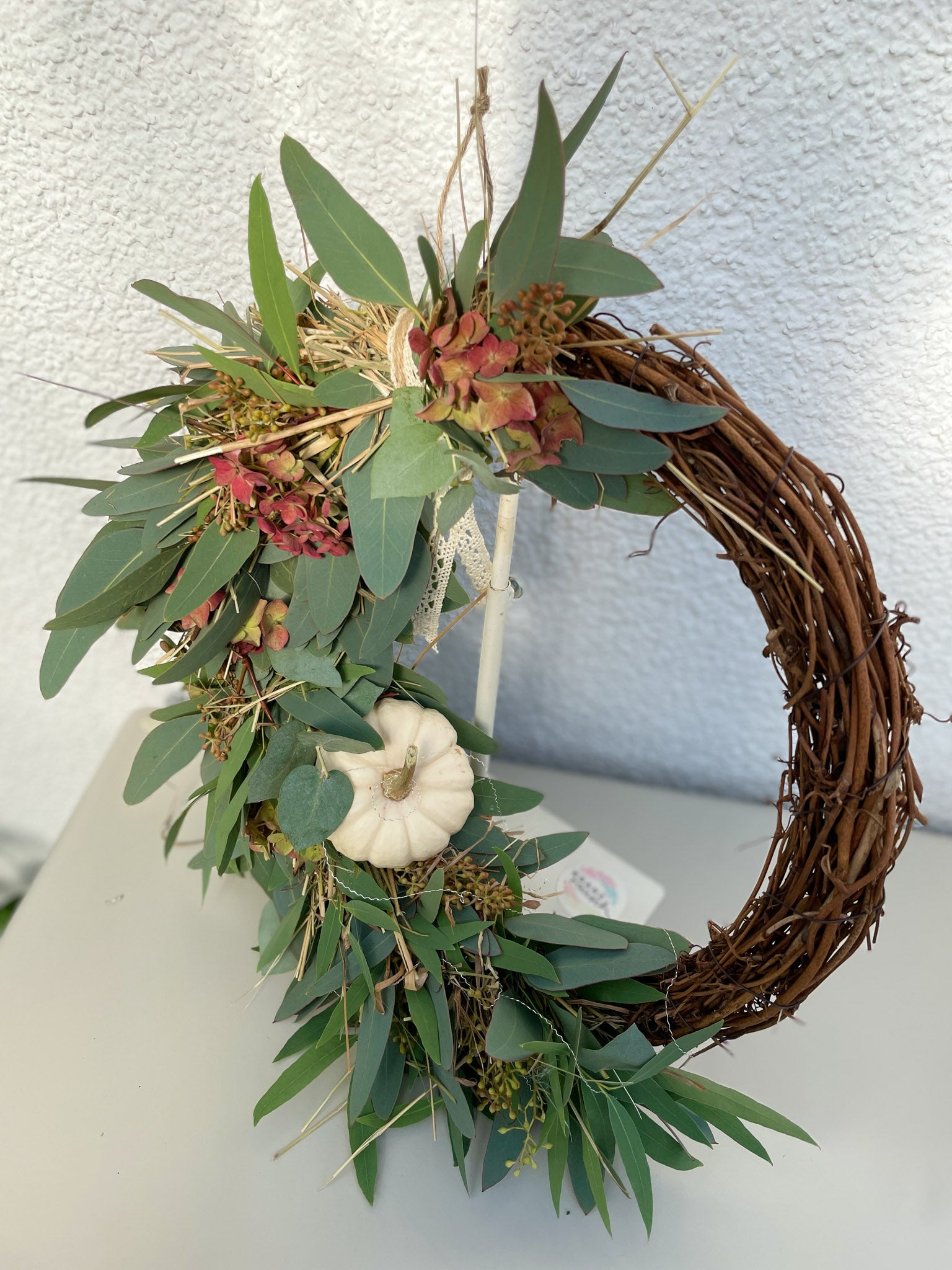 Rebenkranz »Herbstunikat Rosé« – Eukalyptus, Hortensien & Mini-Kürbis