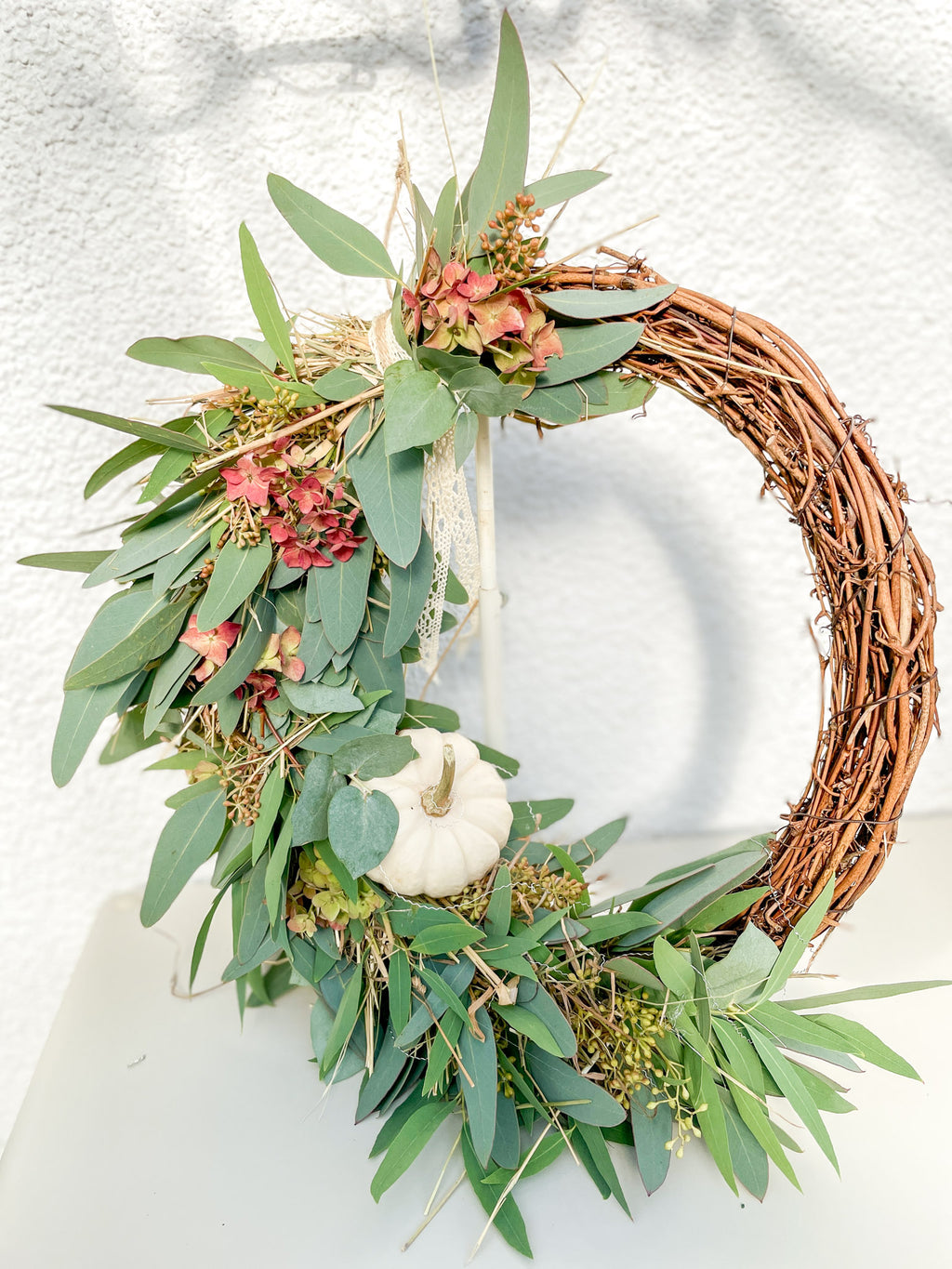 Rebenkranz »Herbstunikat Rosé« – Eukalyptus, Hortensien & Mini-Kürbis