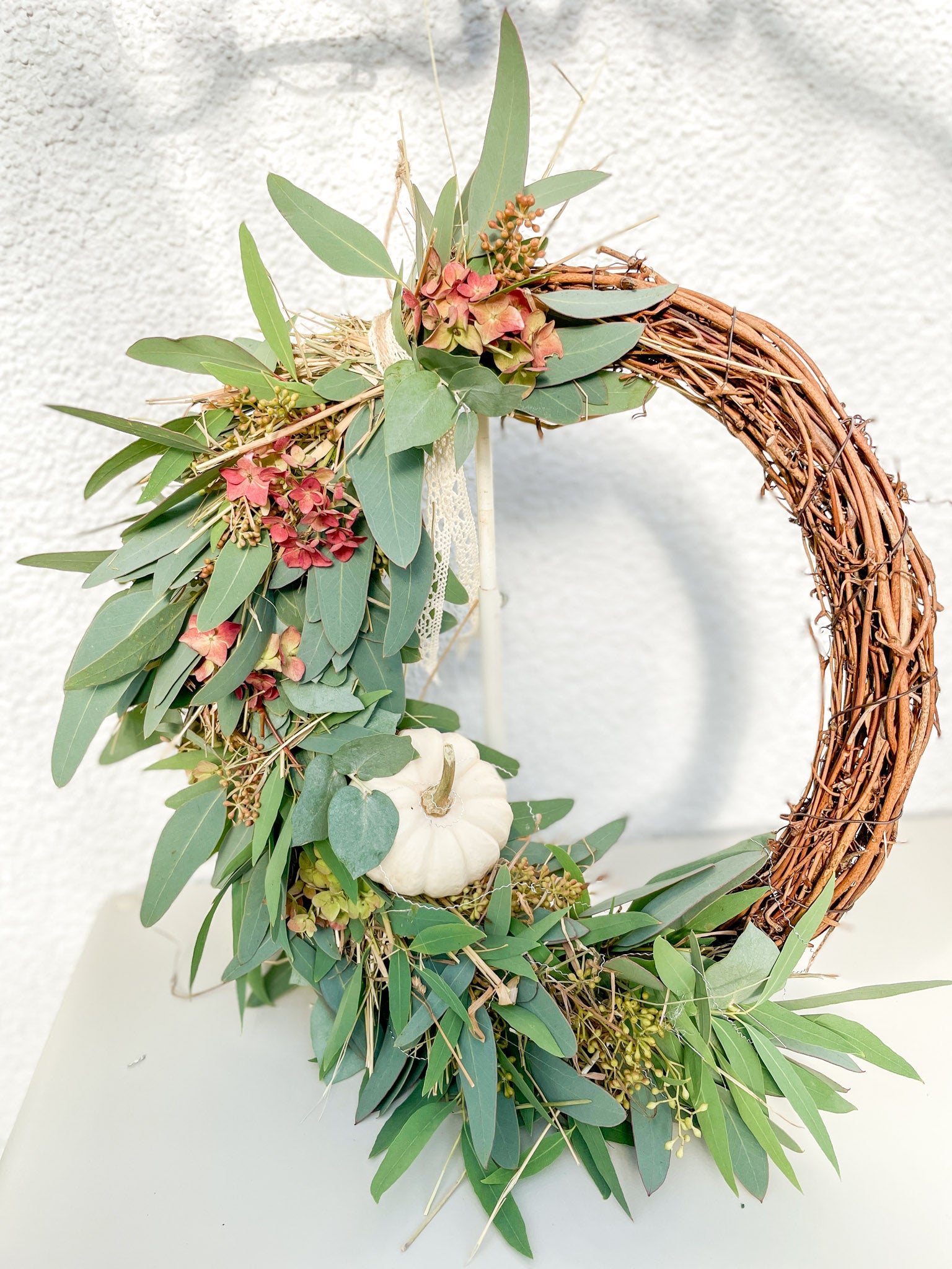 Rebenkranz »Herbstunikat Rosé« – Eukalyptus, Hortensien & Mini-Kürbis