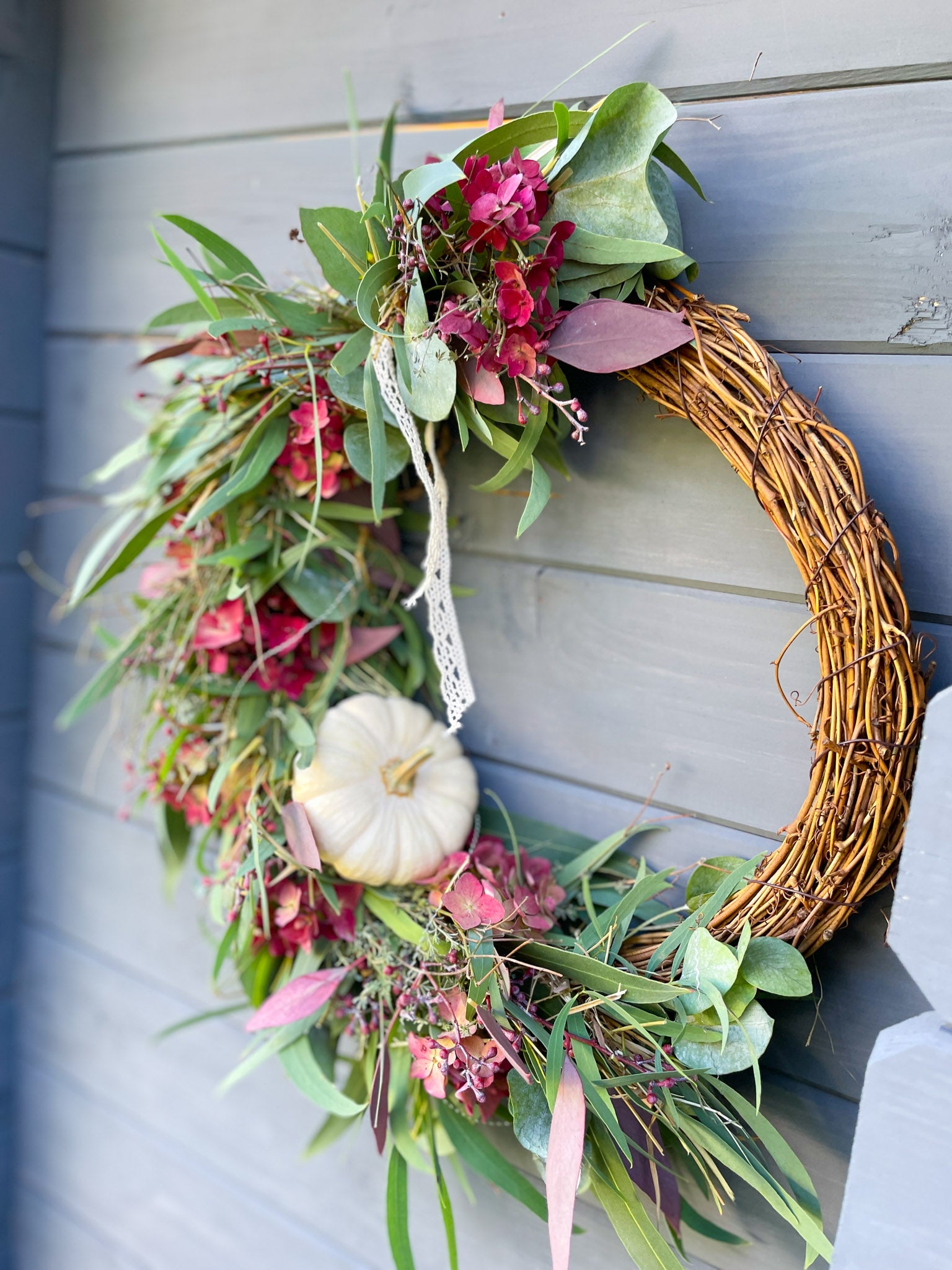 Rebenkranz »Herbstunikat Rosé« – Eukalyptus, Hortensien & Mini-Kürbis