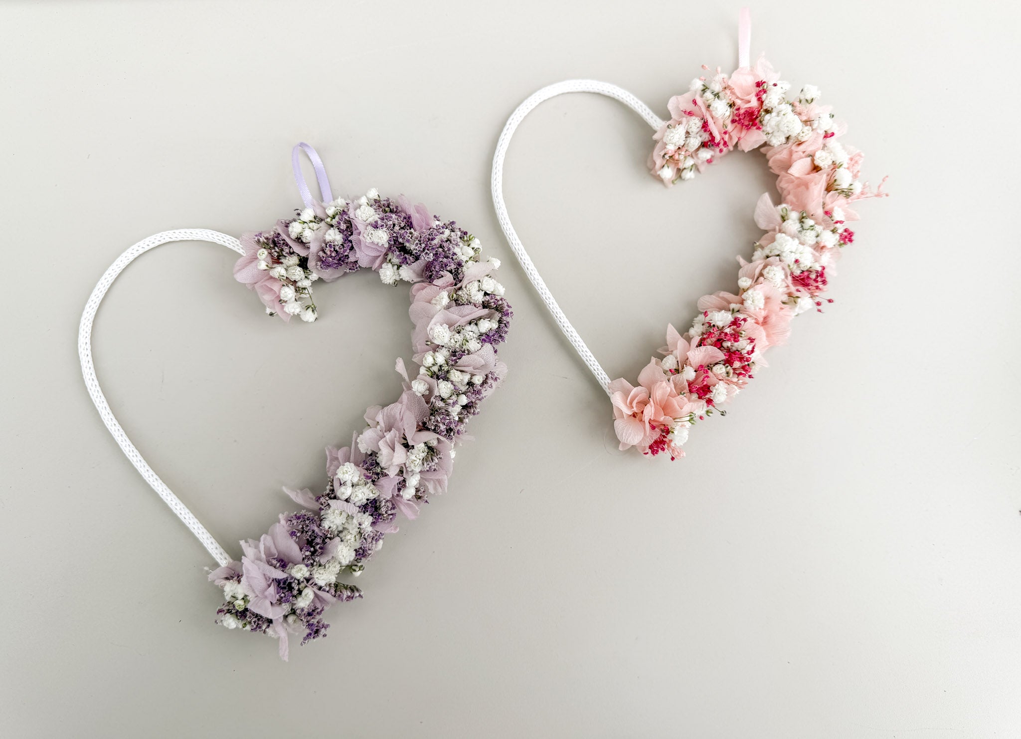 Zwei Blumenherzen »Blüten-Herz 1/2« in Rosé und Lila nebeneinander