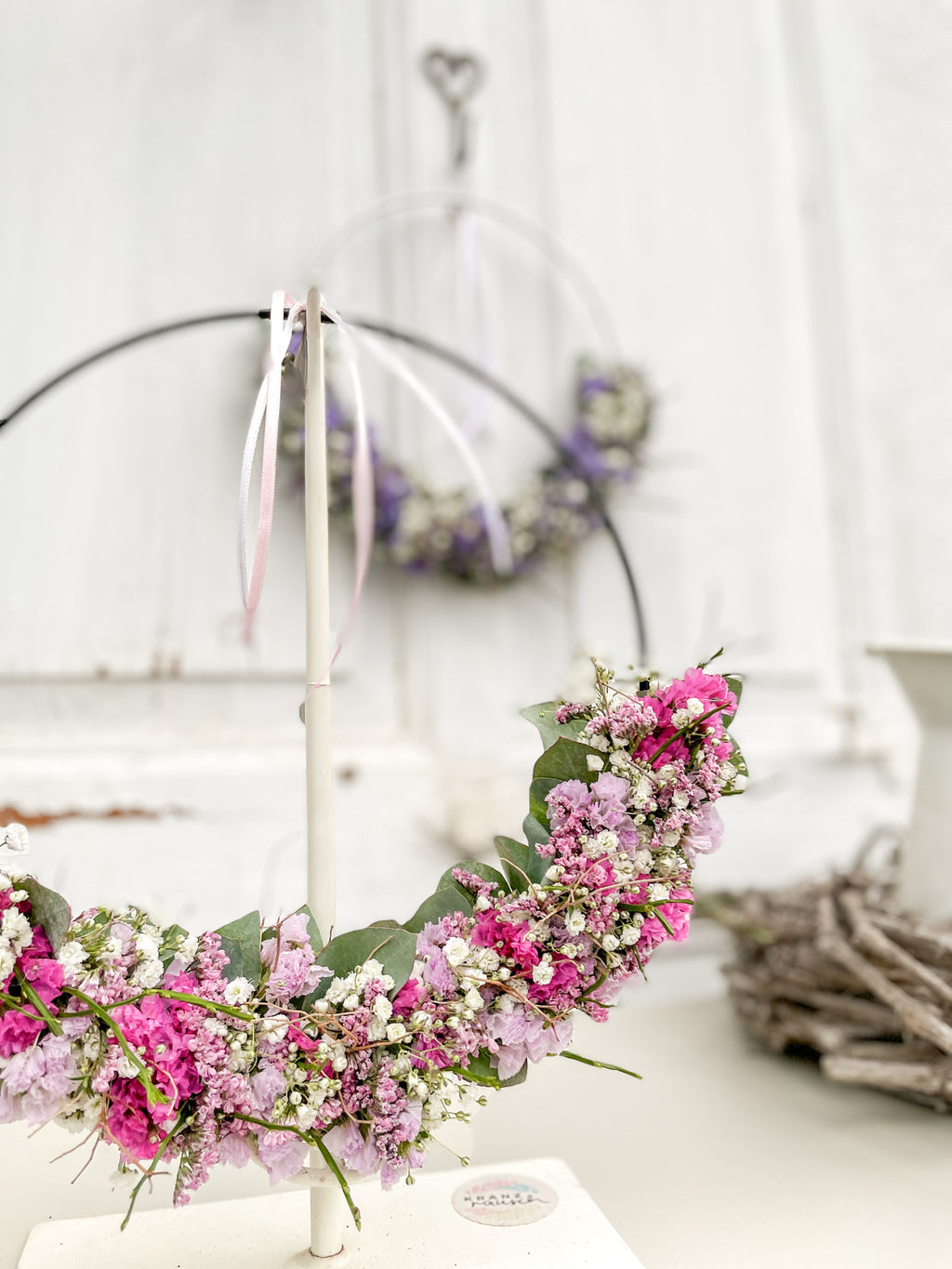 Halb gebundener Metallring „Soft Seasons“ mit Eukalyptus, rosa/lila Blüten und weißen Schleierkraut-Akzenten