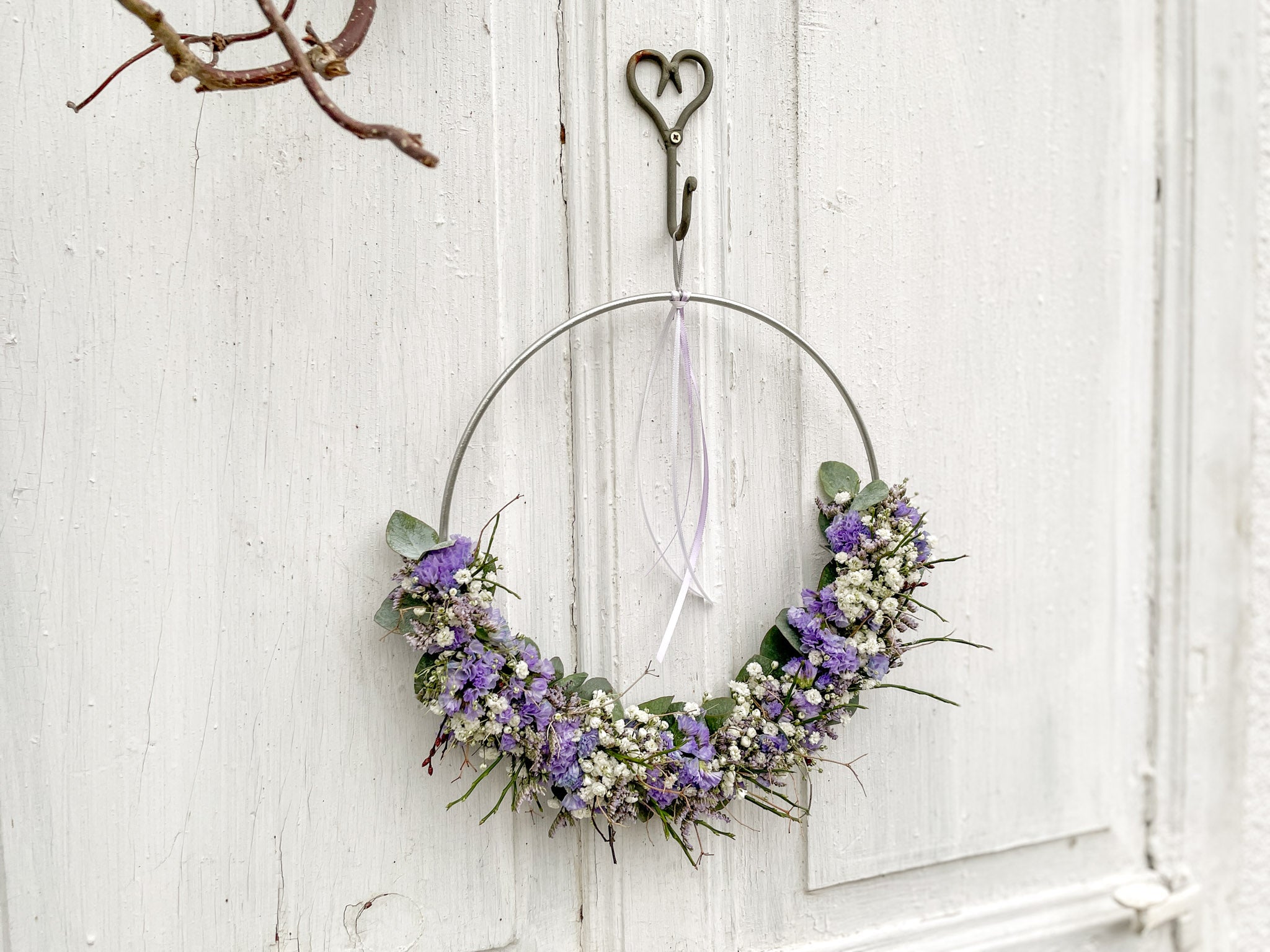 1/2 Loop „Soft Seasons – Winter to Spring“ auf Metallring, halbseitig bestückt mit lila Strandflieder, Statice, Limonium, Eukalyptus, Schleierkraut und Euphorbia spinosa, dekorative Winter-Frühlings-Deko für Zuhause oder Geschenk, Querformat
