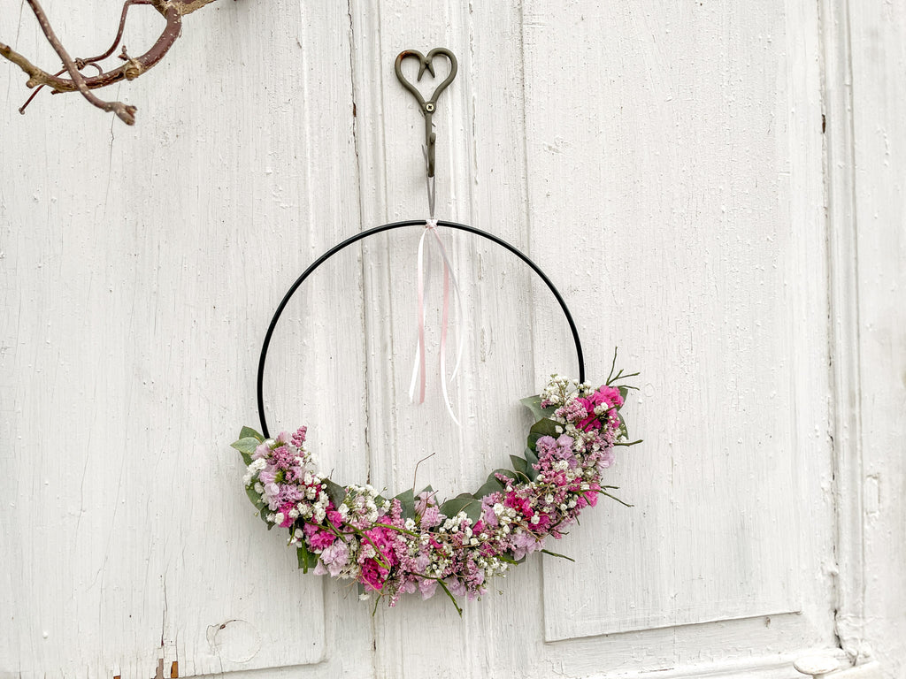 1/2 Loop „Soft Seasons – Winter to Spring“ auf Metallring, halbseitig bestückt mit rosa Strandflieder, Statice, Limonium, Eukalyptus, Schleierkraut und Euphorbia spinosa, dekorative Winter-Frühlings-Deko