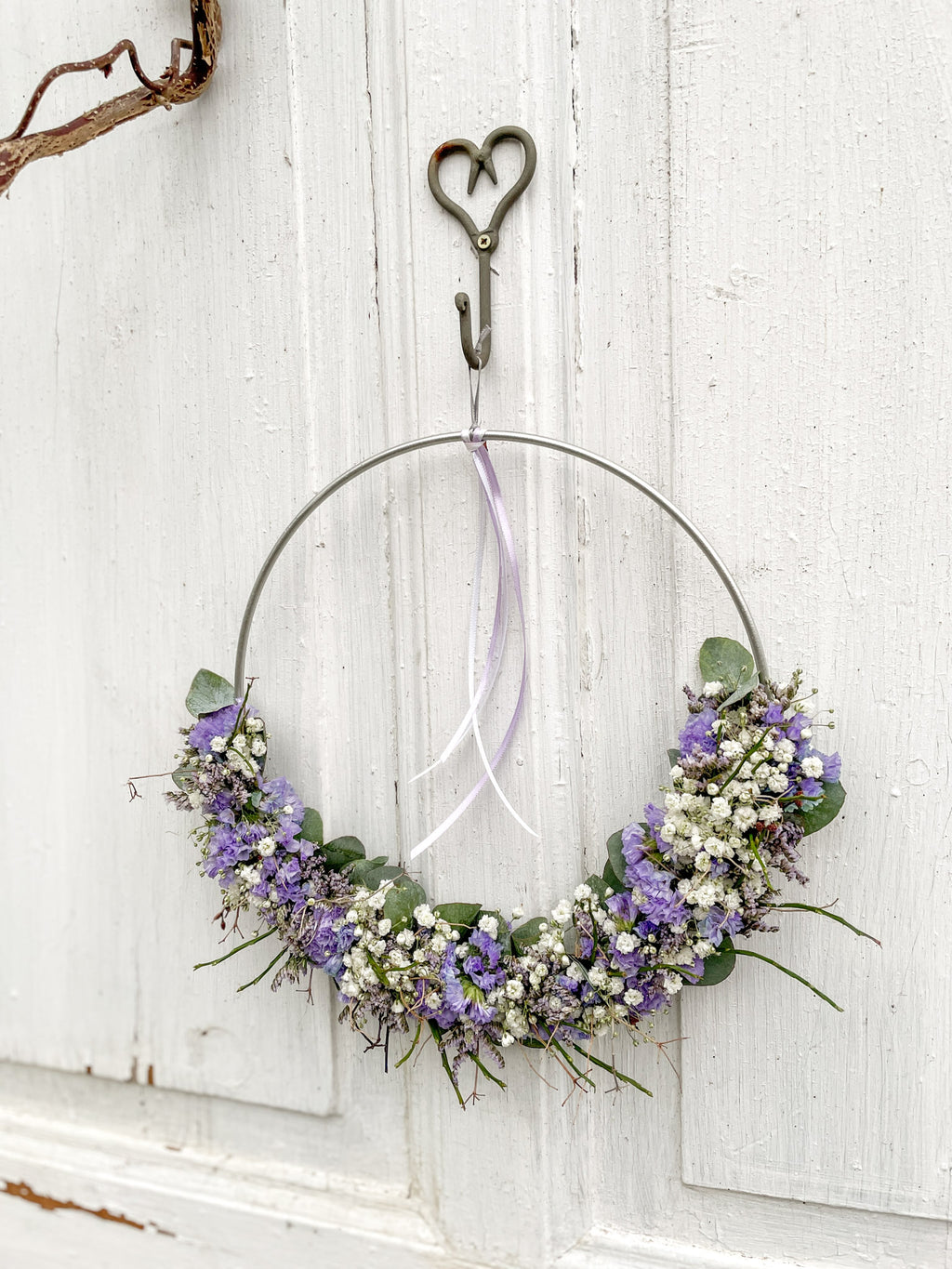 1/2 Loop „Soft Seasons – Winter to Spring“ auf Metallring, halbseitig bestückt mit lila Strandflieder, Statice, Limonium, Eukalyptus, Schleierkraut und Euphorbia spinosa, dekorative Winter-Frühlings-Deko für Zuhause oder Geschenk