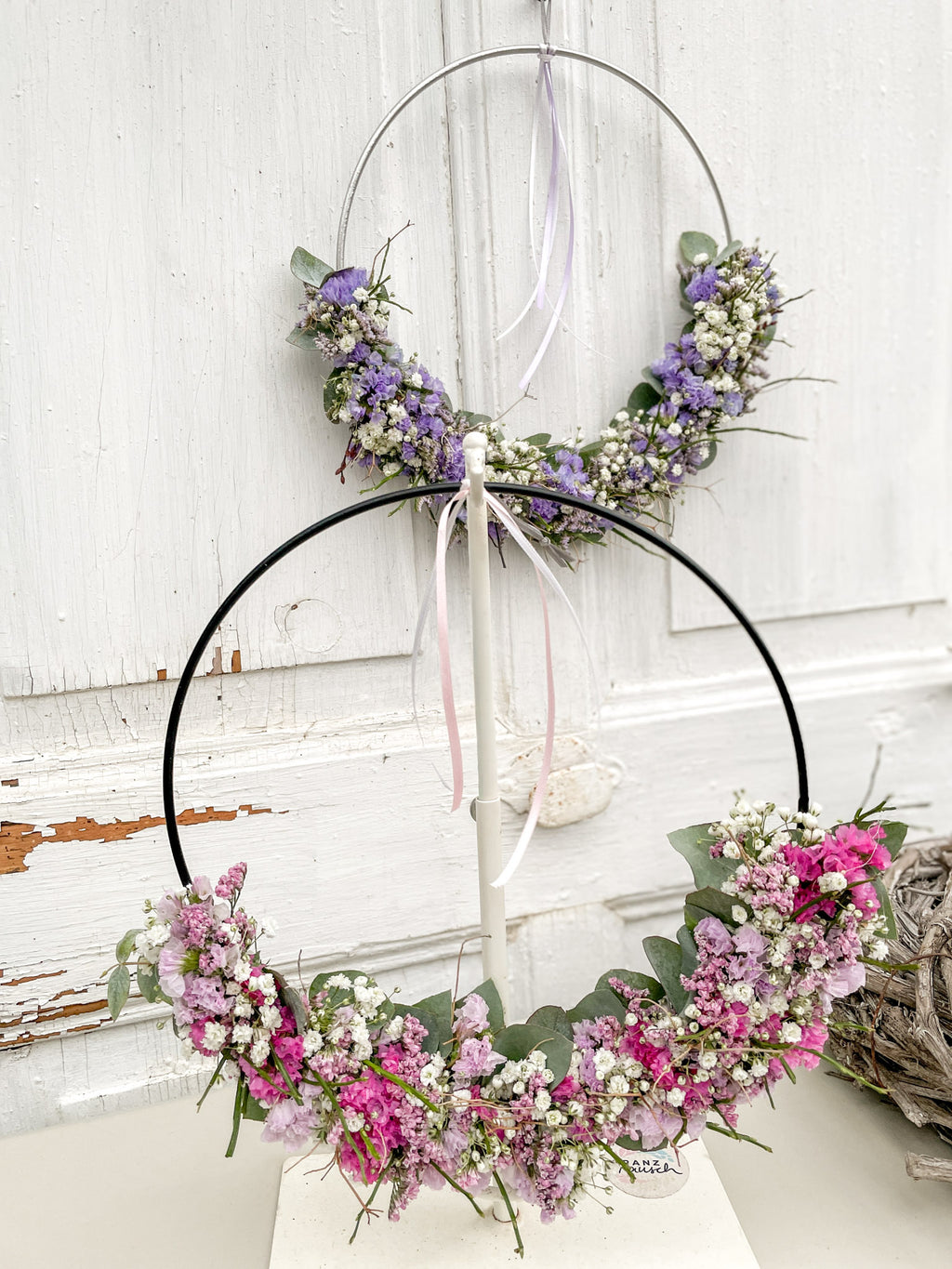 1/2 Loop „Soft Seasons – Winter to Spring“ mit wählbarer Farbvariante Rosa oder Lila, dekorativ an Türe oder Wand, halbseitig bestückt mit Blüten, Eukalyptus und winter-frühlingshaften Akzenten