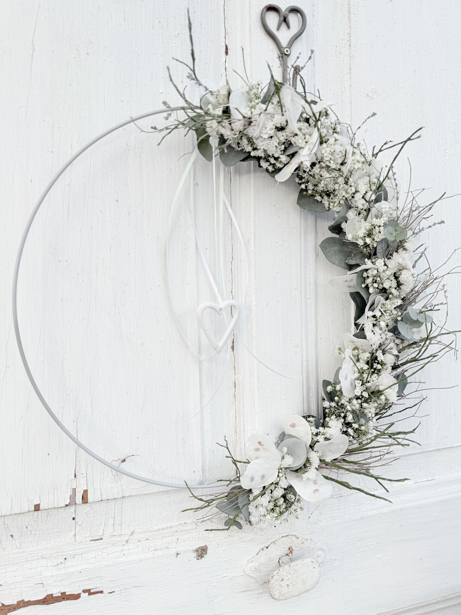Video: Vertikal gebundener 1/2 Metallloop »Vertical Winterwhite« mit winterlich-heller Floristik, Satinbändern und dekorativem Metallherz
