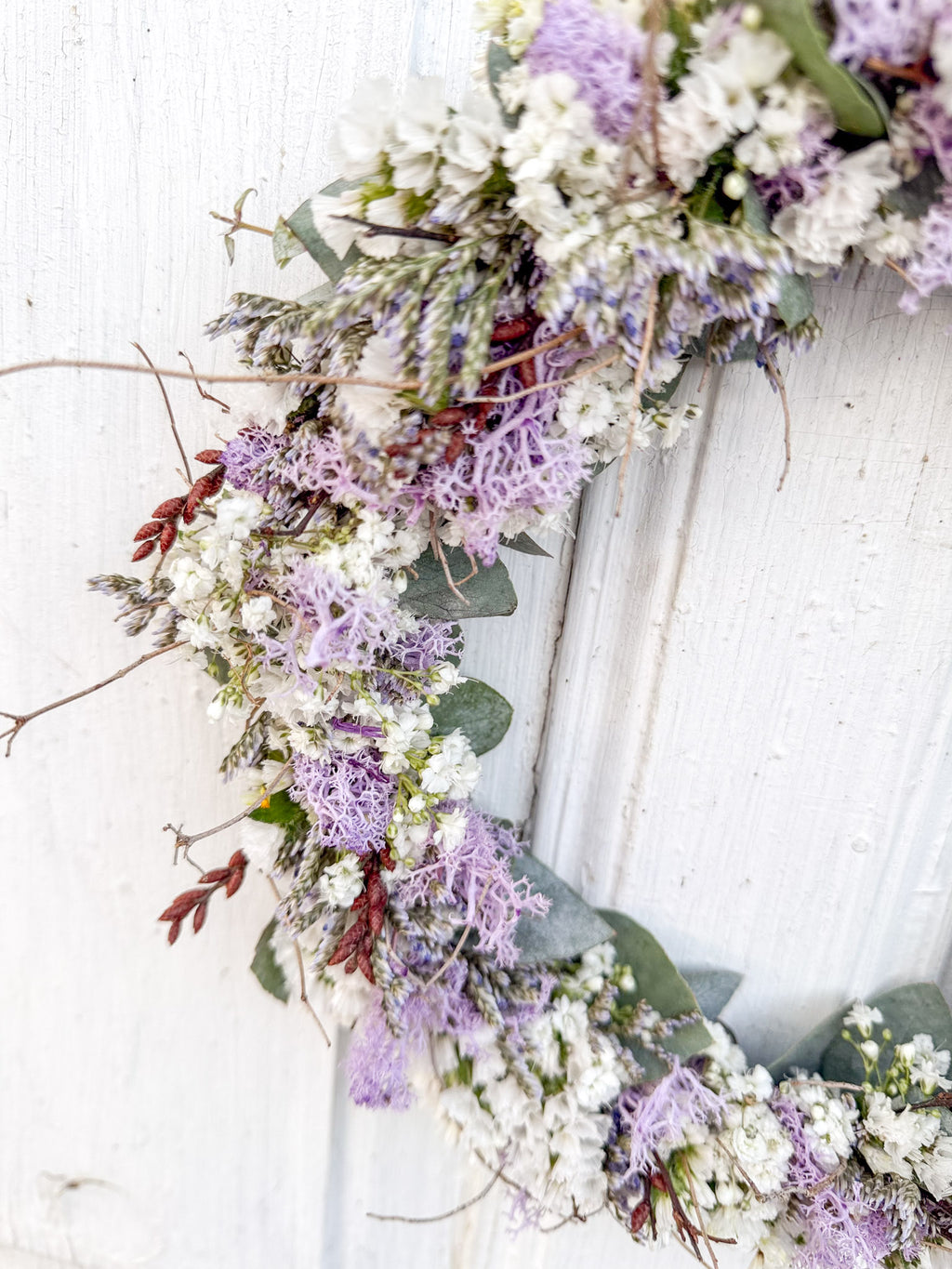 Detailaufnahme Flowerloop „Soft Lilac“ mit Strandflieder, Limonium, Islandmoos in zarten Lilatönen und Euphorbia spinosa