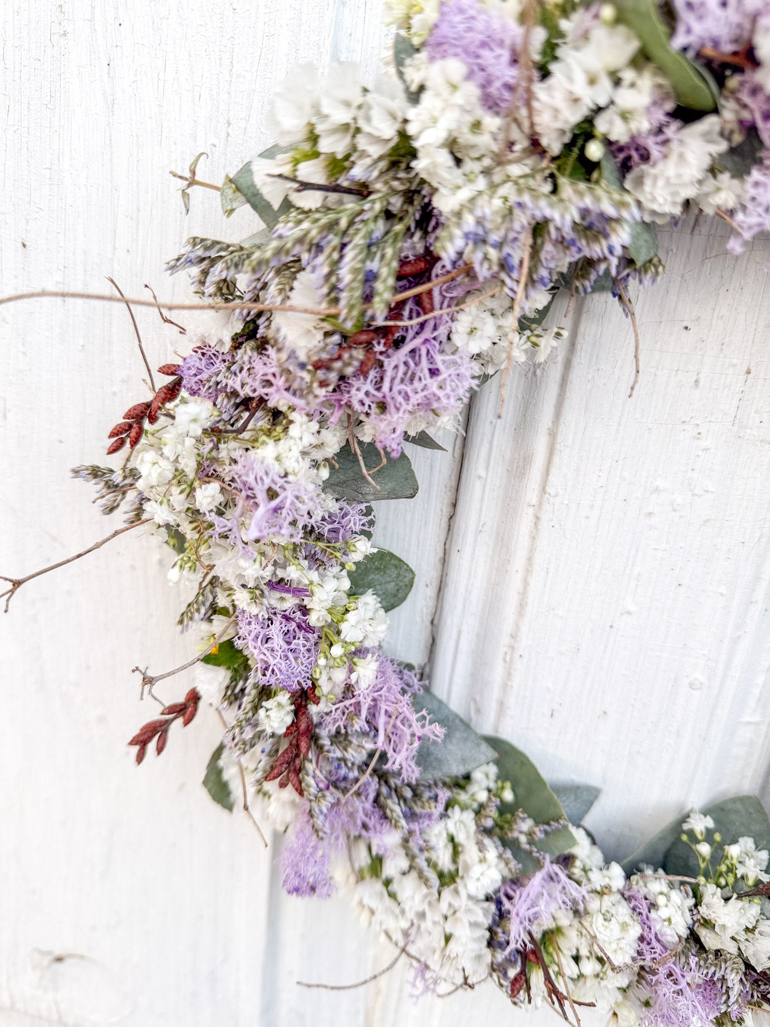 Detailaufnahme Flowerloop „Soft Lilac“ mit Strandflieder, Limonium, Islandmoos in zarten Lilatönen und Euphorbia spinosa