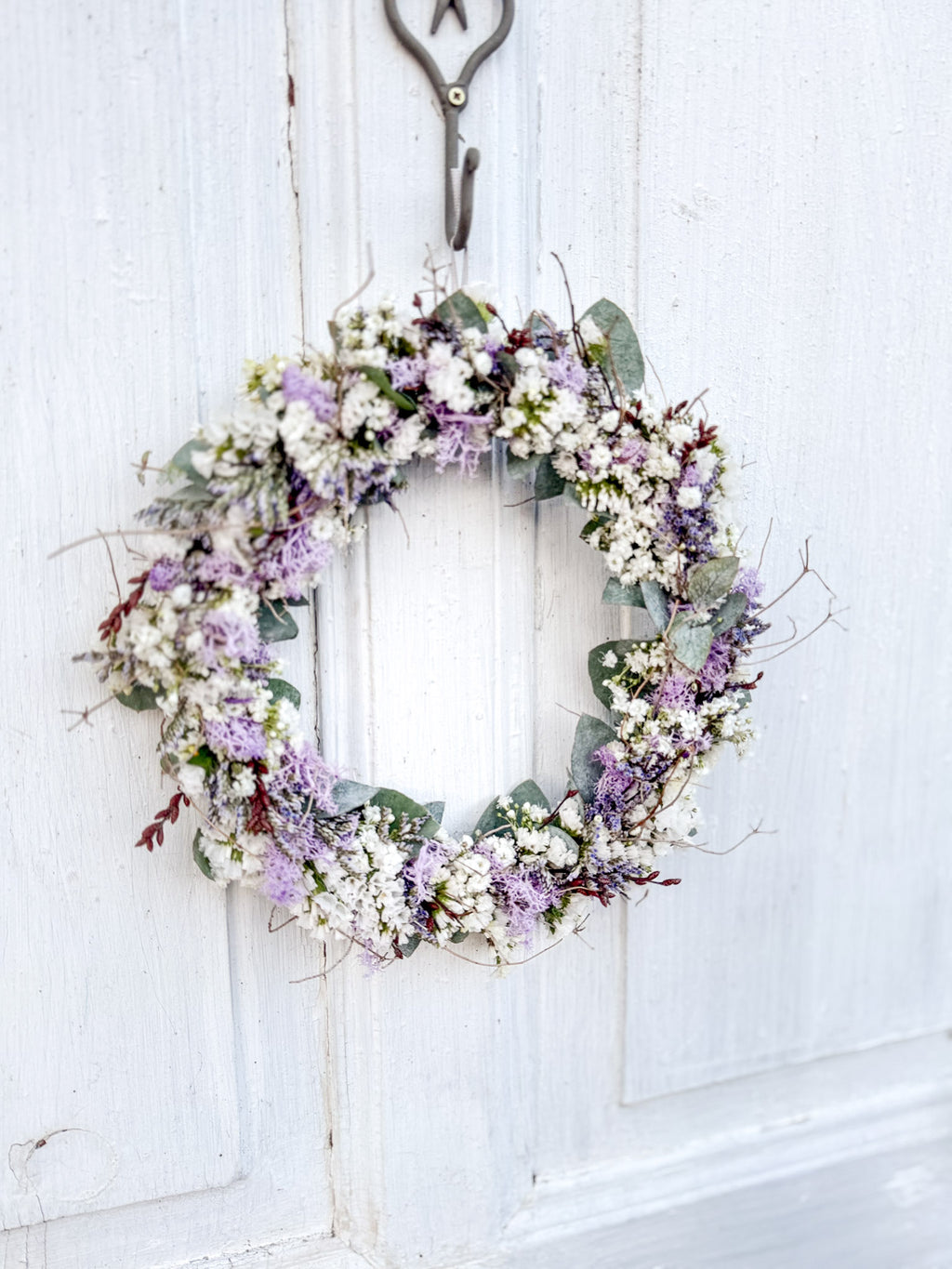 1/1 Flowerloop „Soft Lilac“ auf Metallring, komplett gebunden mit Eukalyptus, weißem Schleierkraut, Strandflieder und pastelligen lila Blütenakzenten