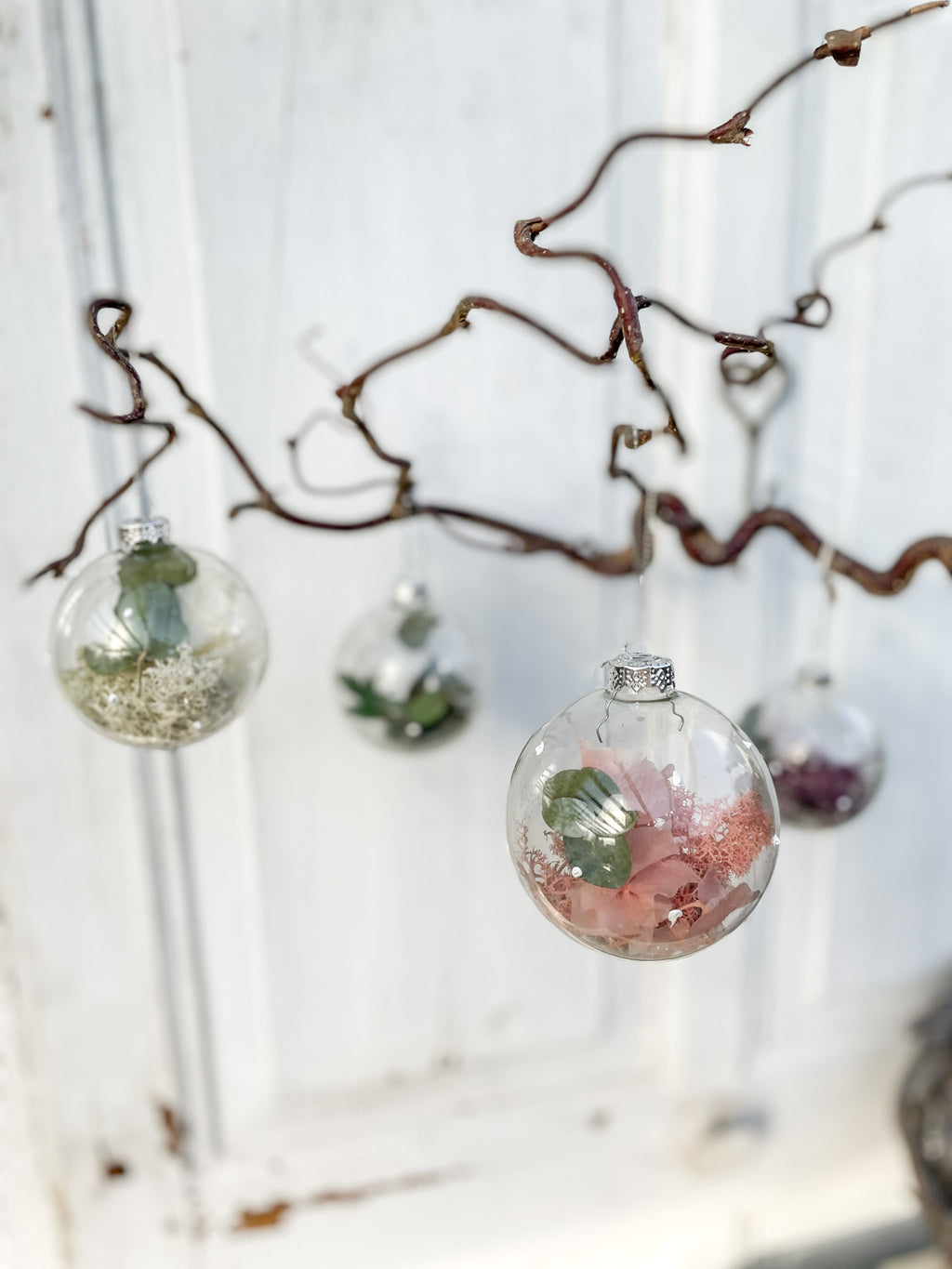 Glaskugel ‚Blütenzauber‘ Hochformat, transparent mit weißen Farbtupfen, gefüllt mit Islandmoos, Eukalyptus, Hortensien in Rosa/Lila und Glitterstaub