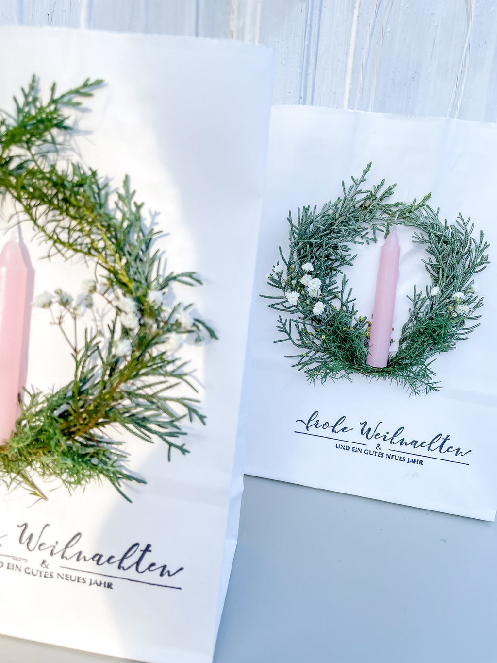 Geschenktüte mit winterlichem Mini-Kranz und Kerze, handgemacht
