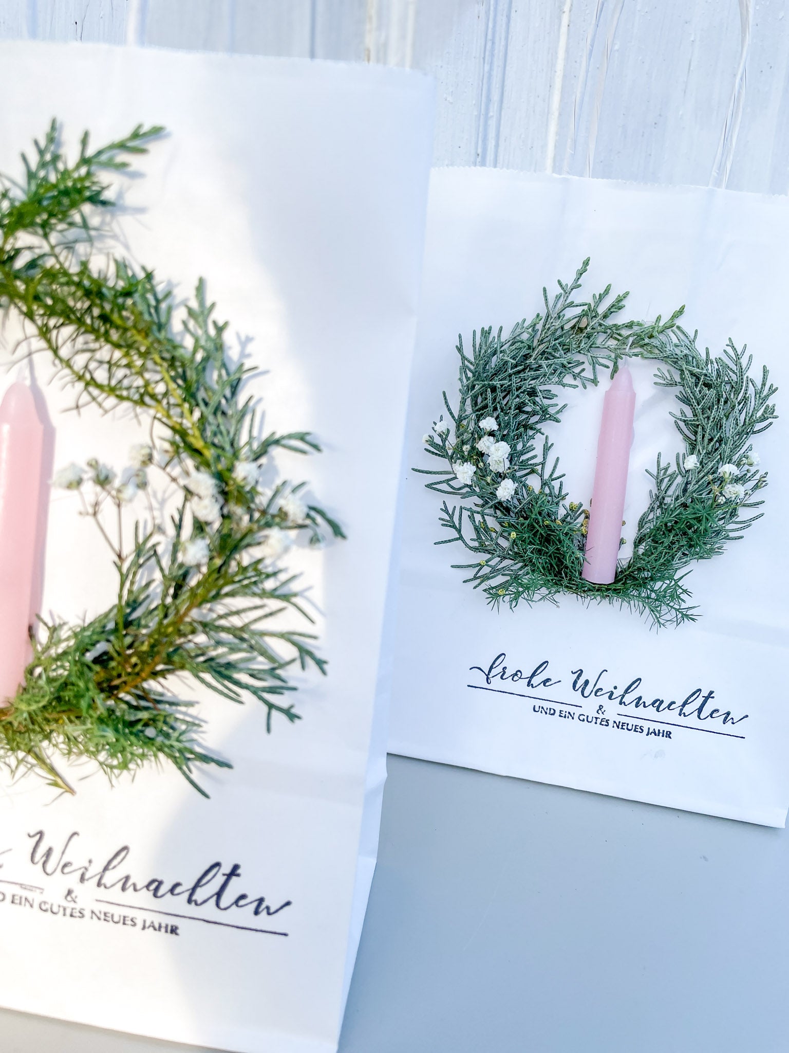 Geschenktüte mit winterlichem Mini-Kranz und Kerze, handgemacht