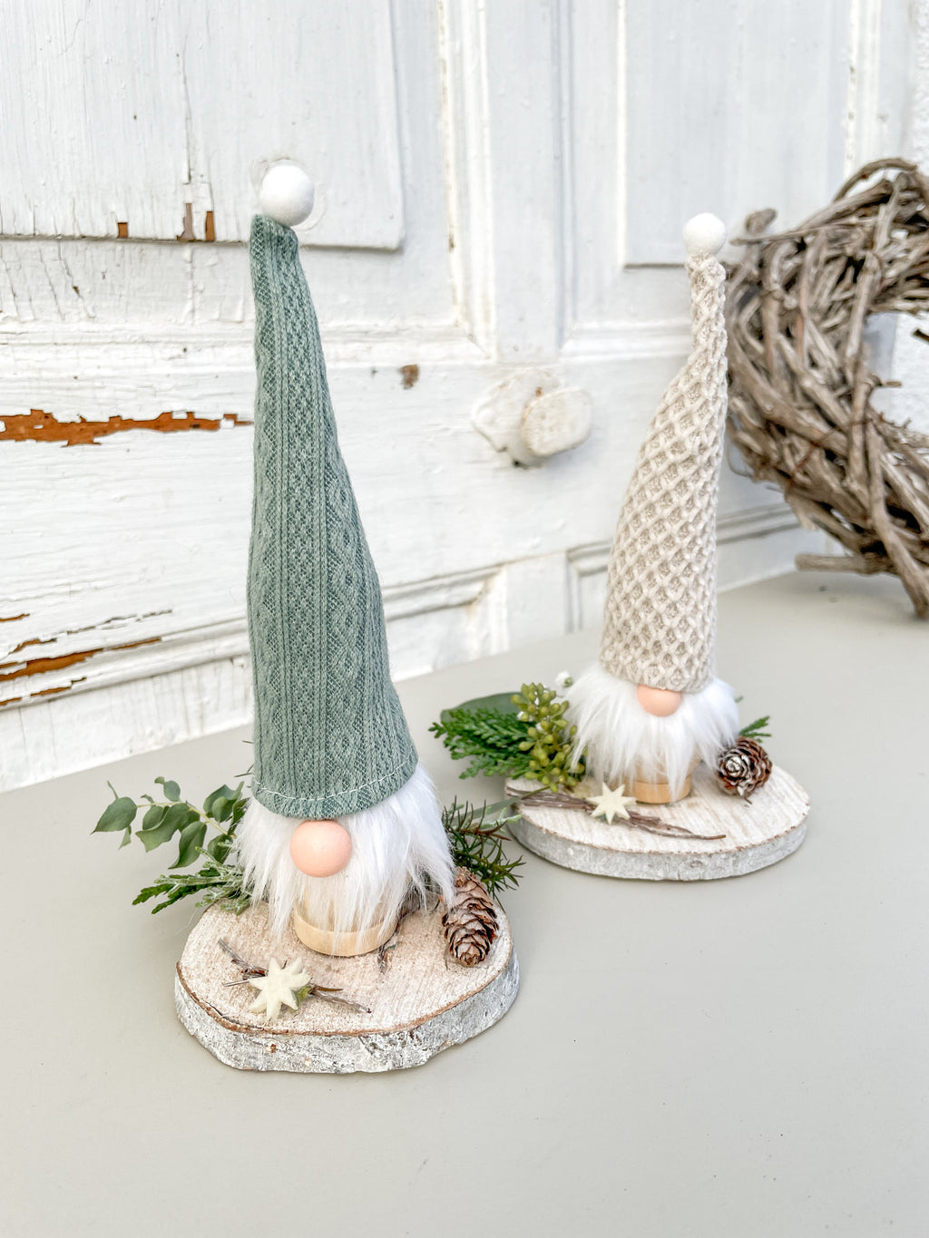 Kleiner Winterwichtel auf Holzscheibe, dekoriert mit Eukalyptus, Koniferengrün und Lerchenzapfen, handgemachte Winterdekoration aus Naturmaterialien