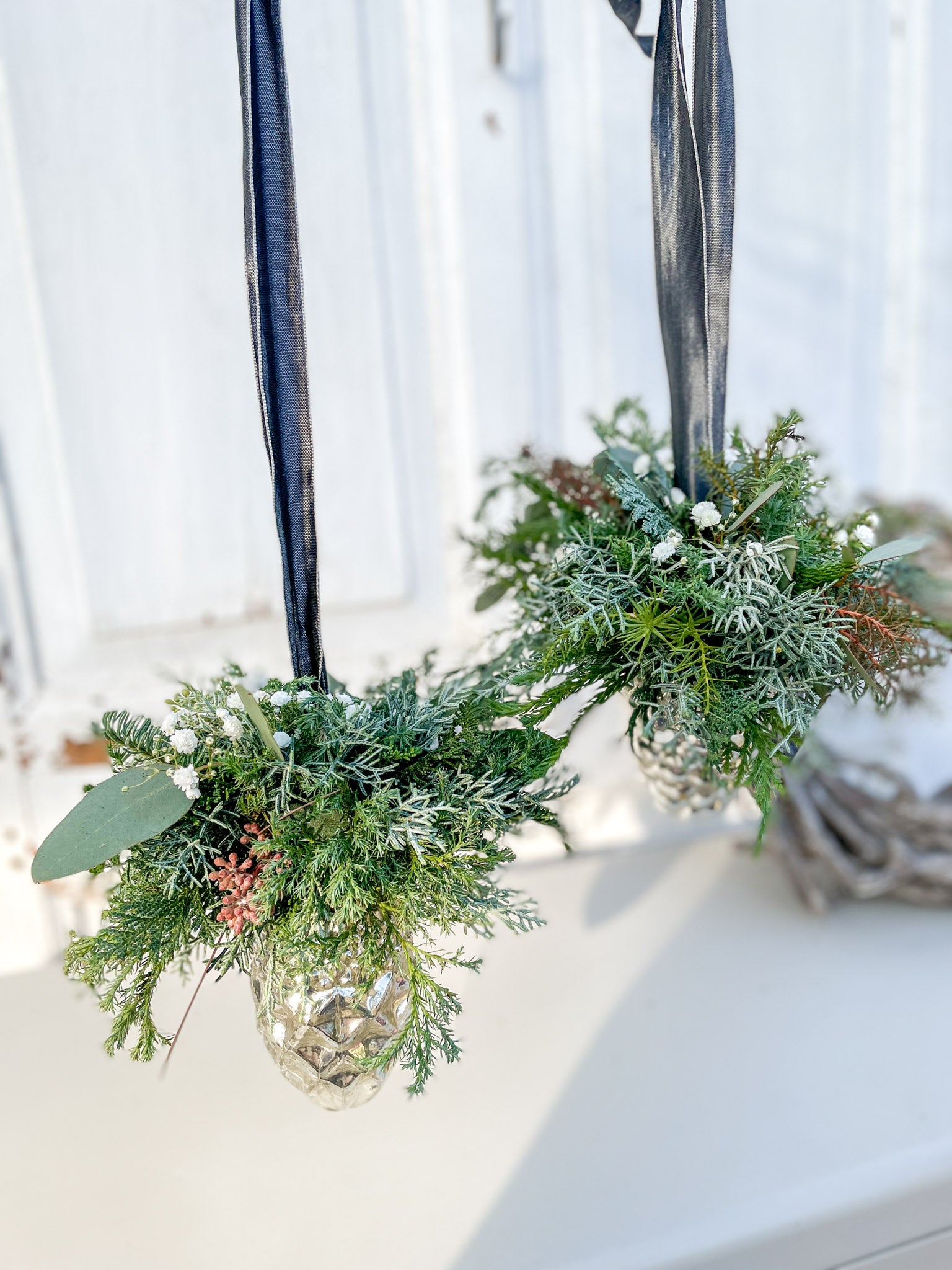 Glaszapfen ‚Winter Elegance‘ Hochformat, Silber, Höhe 10 cm, dekoriert mit Mini-Bouquet aus Nadelgrün, Koniferengrün, Eukalyptus und weißem Schleierkraut