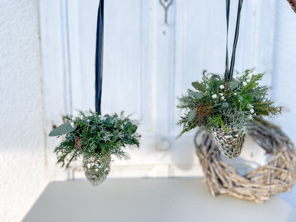 Glaszapfen ‚Winter Elegance‘ Hochformat, Silber, Höhe 10 cm, dekoriert mit Mini-Bouquet aus Nadelgrün, Koniferengrün, Eukalyptus und weißem Schleierkraut