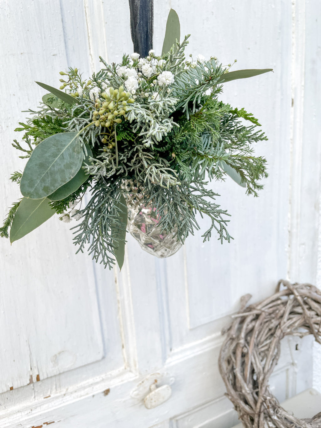 Detailaufnahme des Mini-Bouquets aus Nadel- und Koniferengrün, Eukalyptus und weißem Schleierkraut auf Glaszapfen ‚Winter Elegance