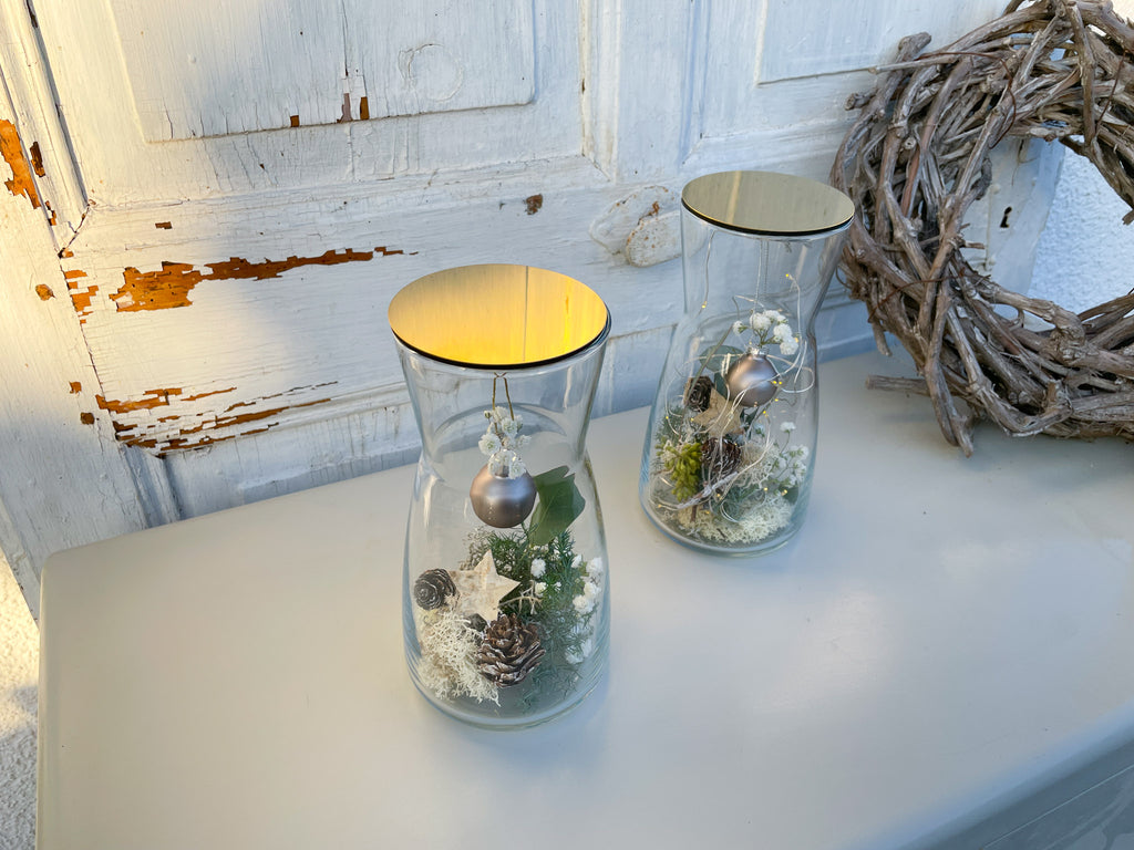 Winterzauber Glasvase, handgefertigt mit Nadelgrün, Eukalyptus, Zapfen und Schleierkraut, goldener Deckel mit Kugelanhänger, optional LED-Lichterkette