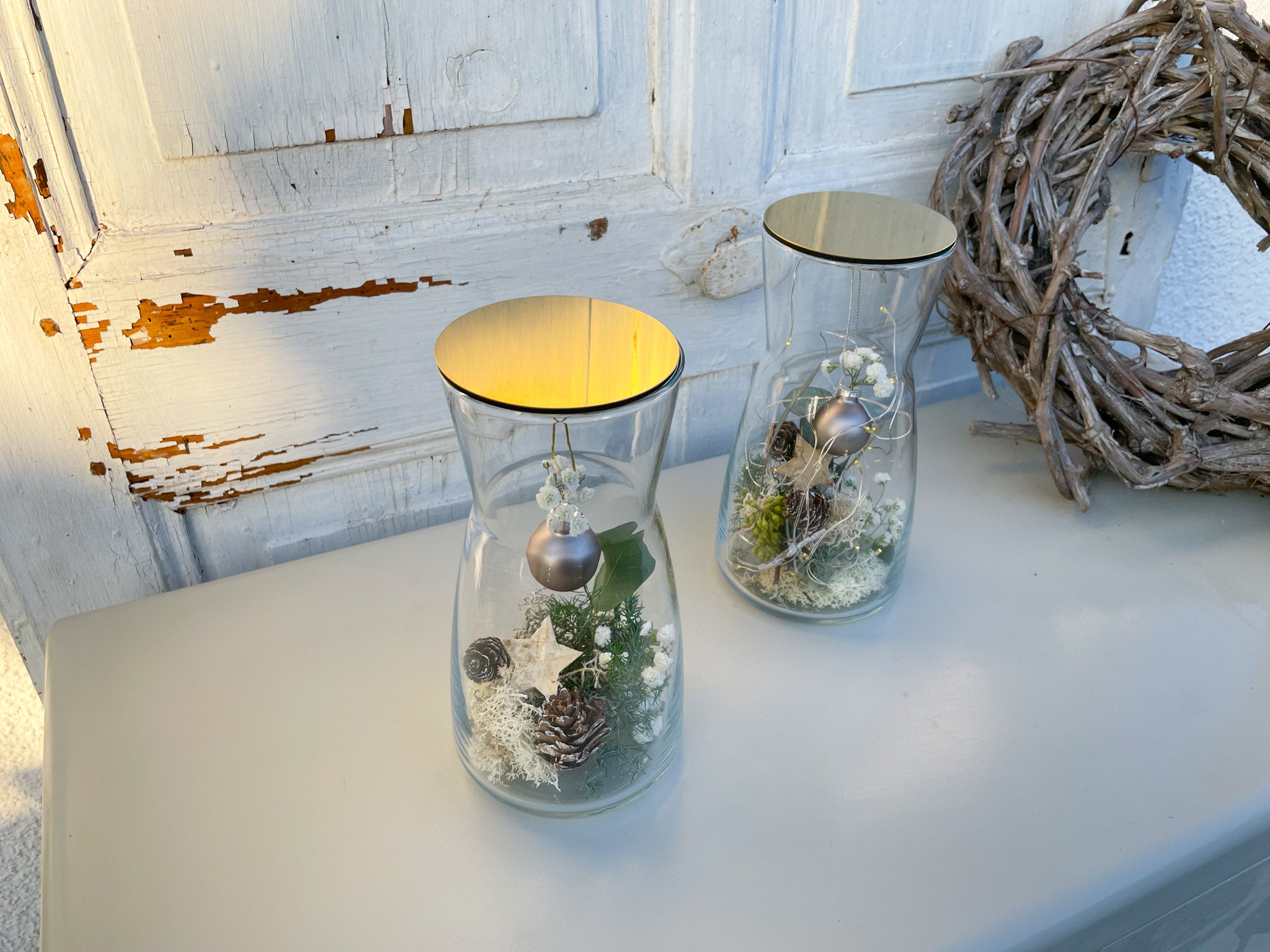 Winterzauber Glasvase, handgefertigt mit Nadelgrün, Eukalyptus, Zapfen und Schleierkraut, goldener Deckel mit Kugelanhänger, optional LED-Lichterkette