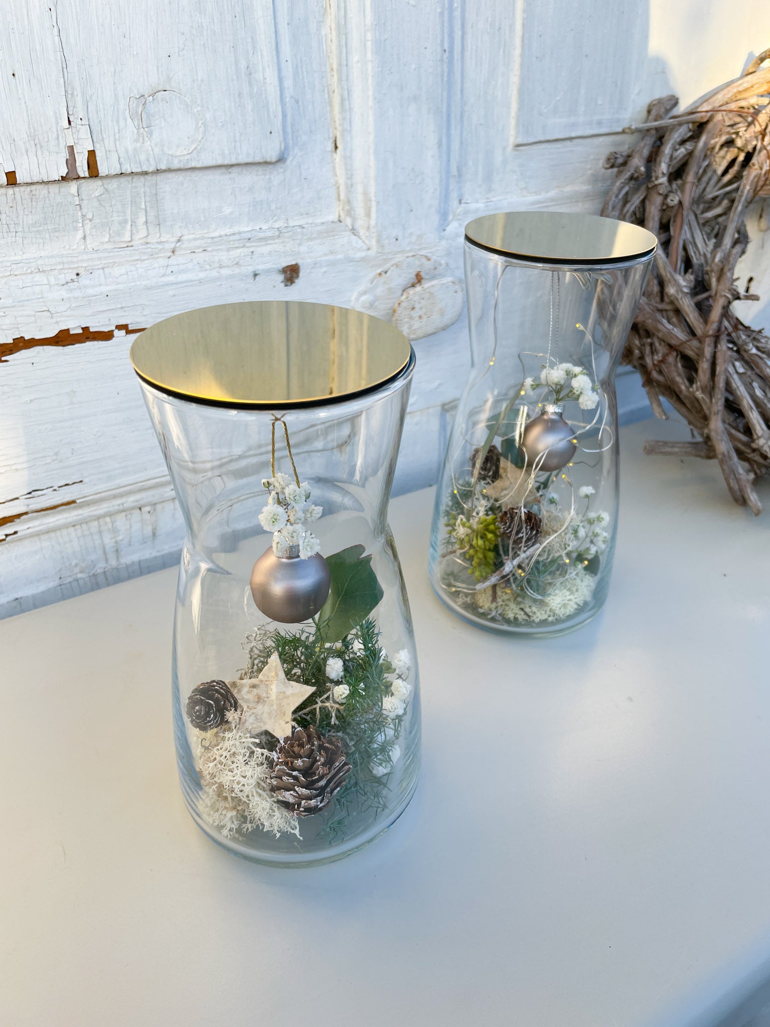 Glasvase Winterzauber mit goldfarbenem Deckel, Kugelanhänger Anthrazit, Nadelgrün, Eukalyptus, Zapfen, Islandmoss, dekoratives Winterarrangement