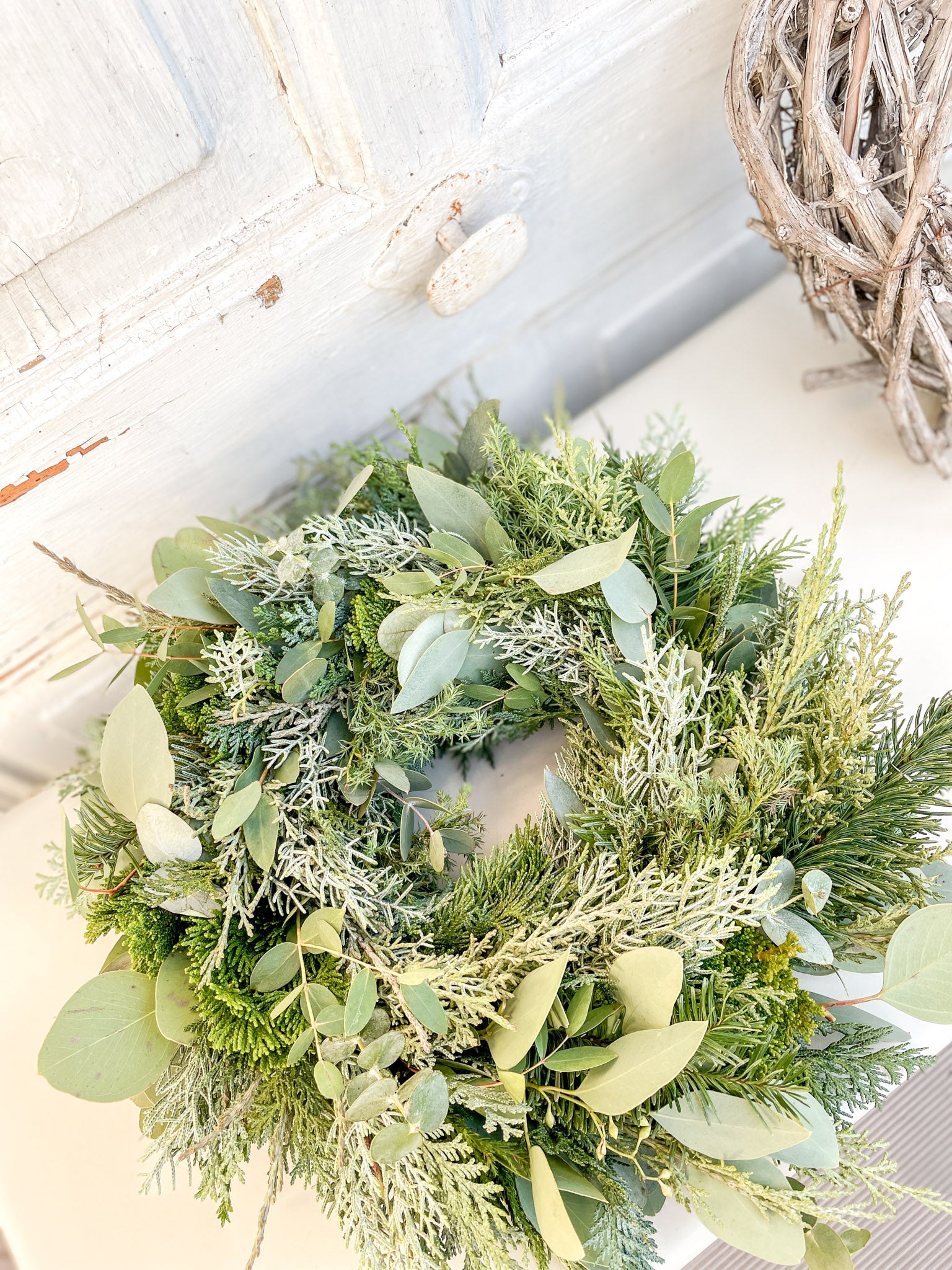 Winterkranz Winter Greenery aus Eukalyptus und Koniferengrün, handgefertigt, minimalistisch, winterlich, Ø 35 cm