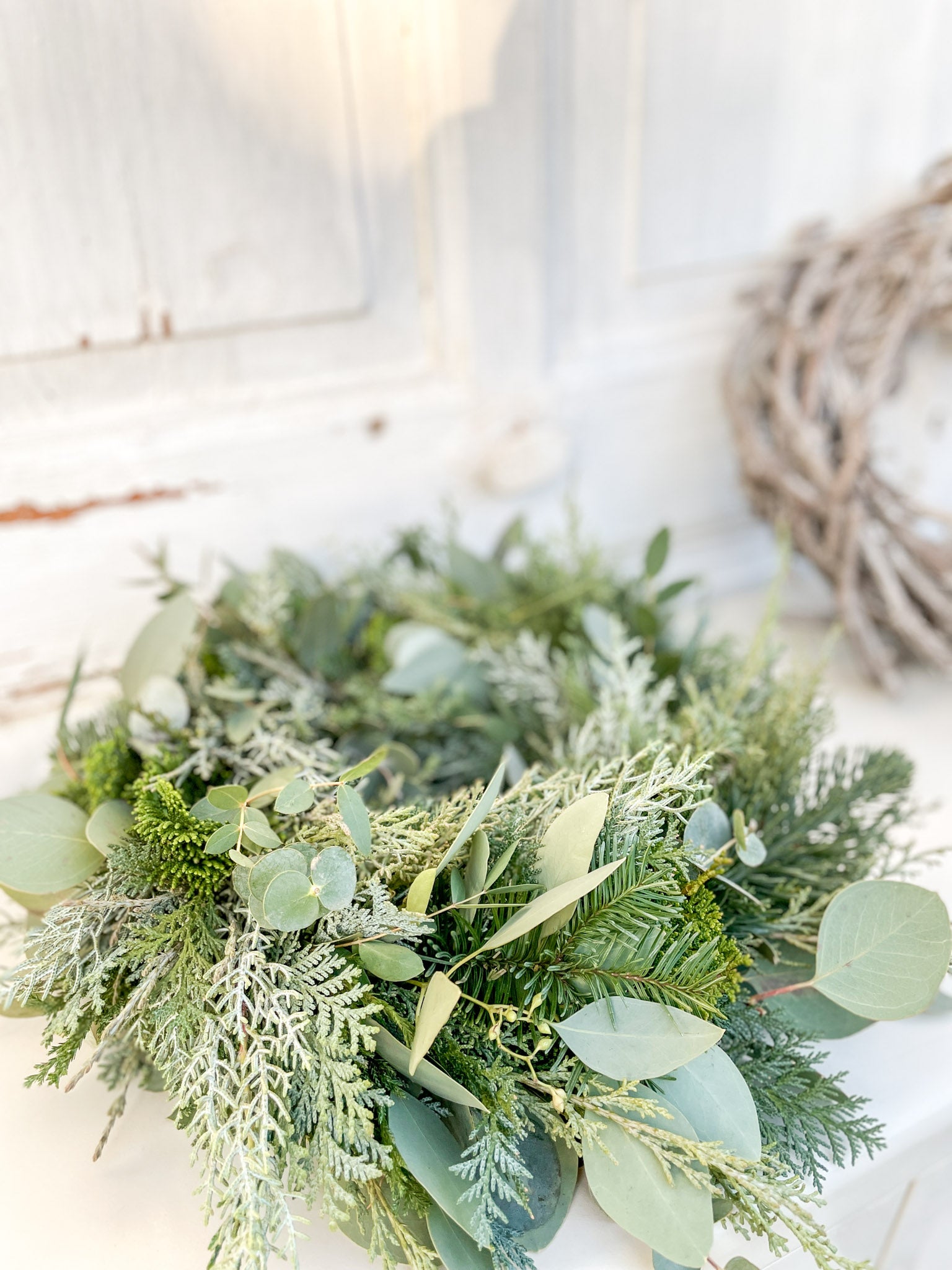 Winterkranz Winter Greenery aus Eukalyptus und Koniferengrün, handgefertigt, minimalistisch, winterlich, Ø 35 cm