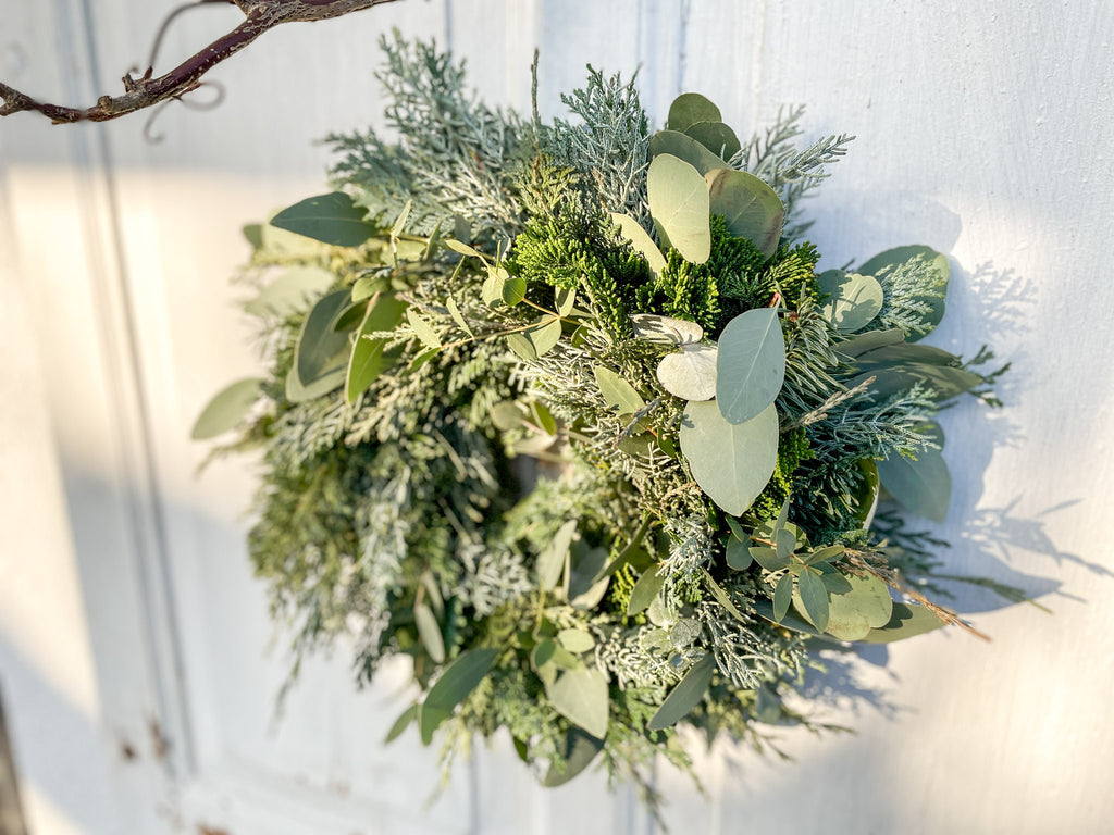 Winterkranz Winter Greenery, minimalistischer Kranz aus Eukalyptus und Koniferengrün, handgemacht, winterliche Dekoration