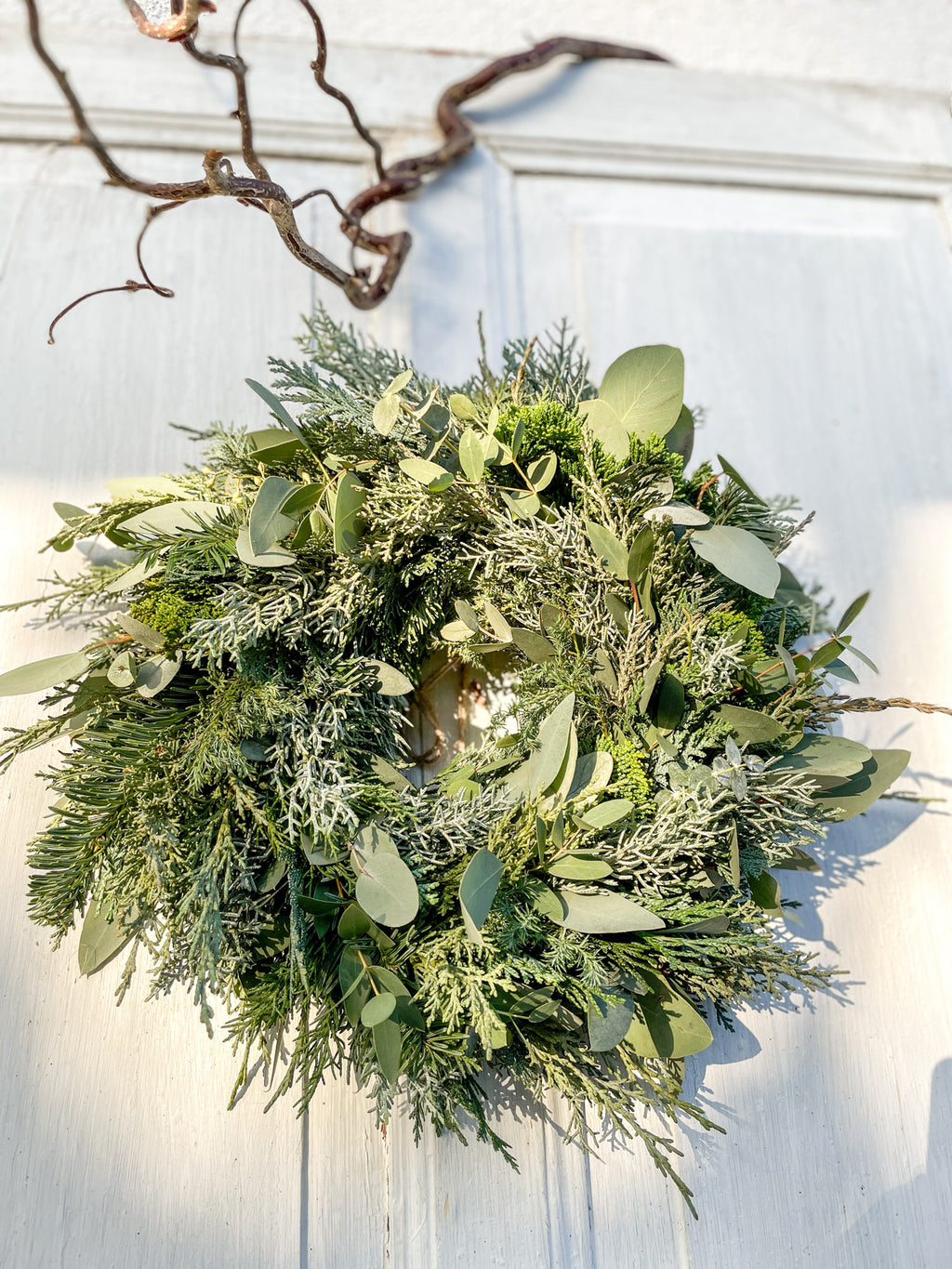 Winterkranz Winter Greenery aus Eukalyptus und Koniferengrün, handgefertigt, minimalistisch, winterlich, Ø 35 cm