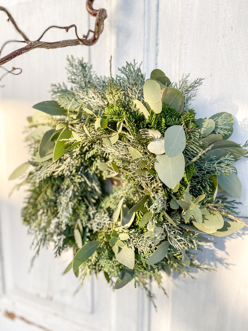 Winterkranz Winter Greenery aus Eukalyptus und Koniferengrün, handgefertigt, minimalistisch, winterlich, Ø 35 cm