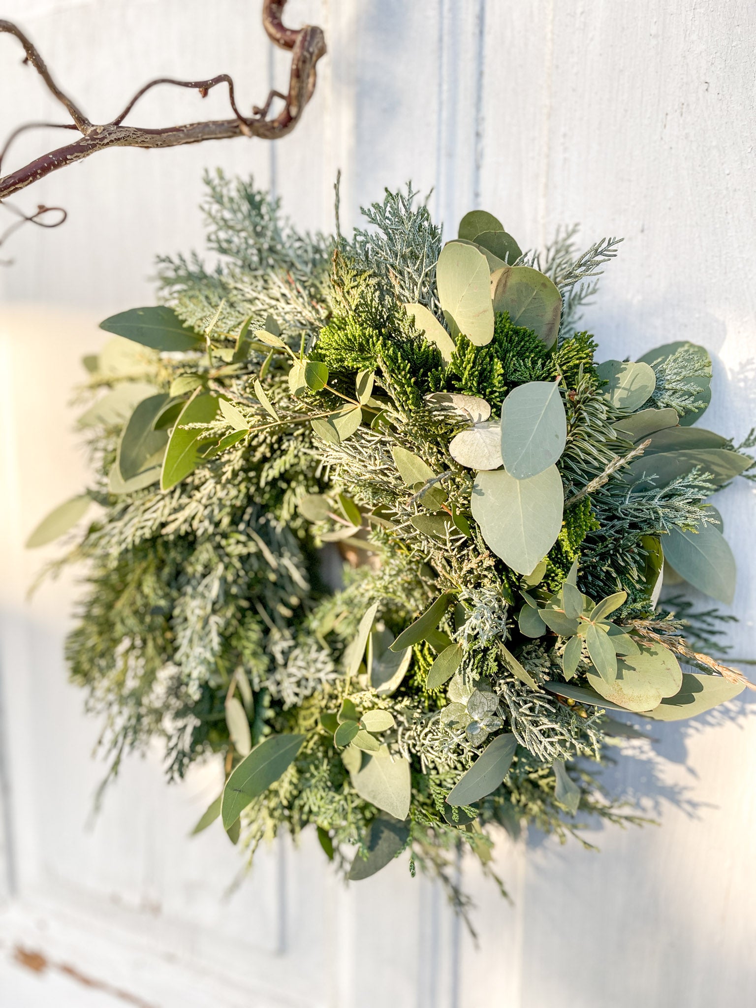 Winterkranz Winter Greenery aus Eukalyptus und Koniferengrün, handgefertigt, minimalistisch, winterlich, Ø 35 cm