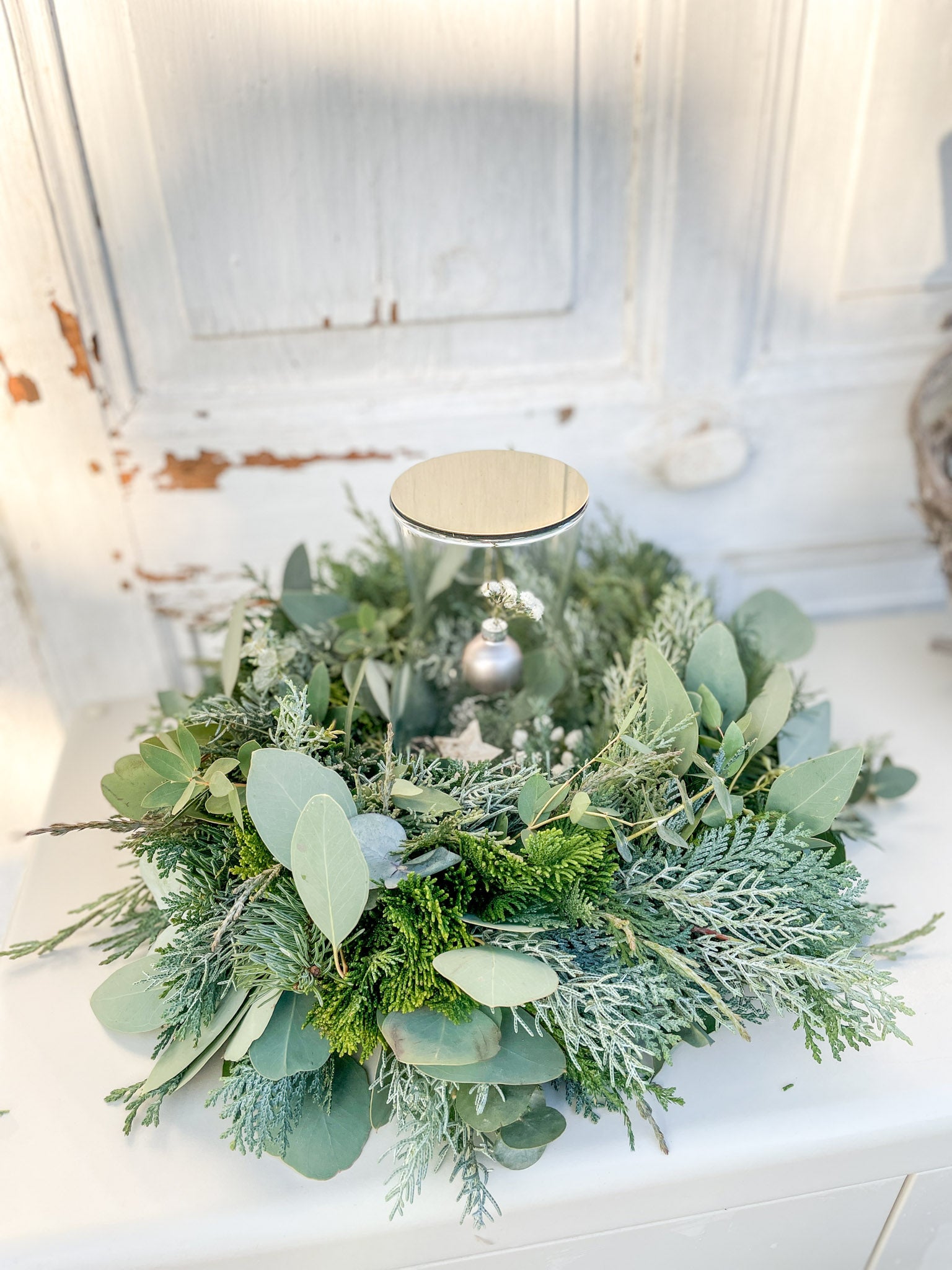 Winterkranz Greenery Light aus Eukalyptus und Koniferengrün, mit Glasvase, anthrazitfarbener Kugel, Tischdekoration